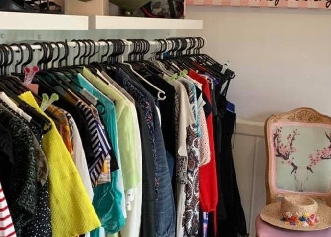 Garde-robe élégante à Le Boudoir De Gigi, Vézénobres, Occitanie, FR, montrant des vêtements divers.