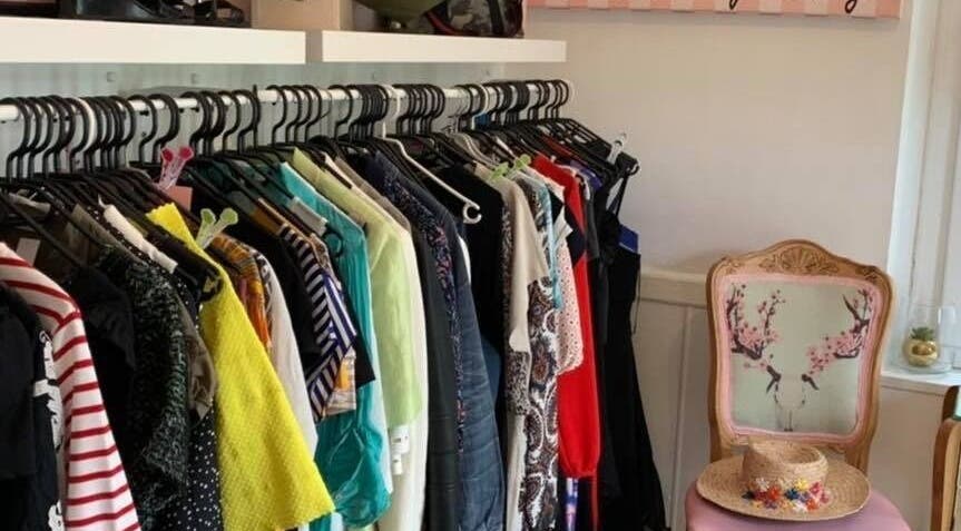 Garde-robe élégante à Le Boudoir De Gigi, Vézénobres, Occitanie, FR, montrant des vêtements divers.