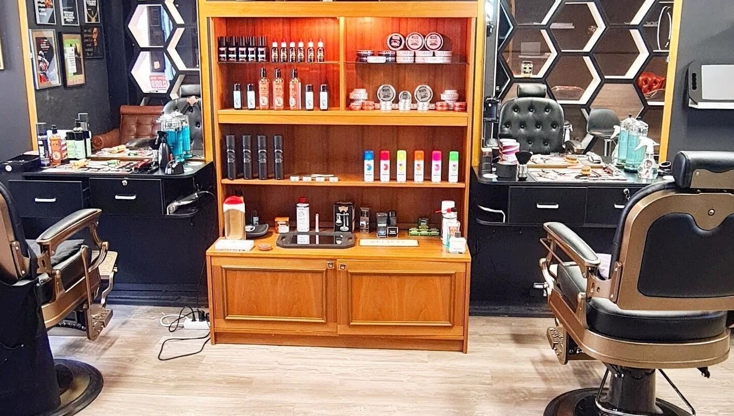 Klassisk interiør i Lobos Barbershop Trondheim med stilige stoler og profesjonelt utstyr, Trondheim, Trøndelag, NO.