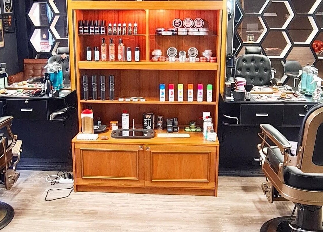 Klassisk interiør i Lobos Barbershop Trondheim med stilige stoler og profesjonelt utstyr, Trondheim, Trøndelag, NO.