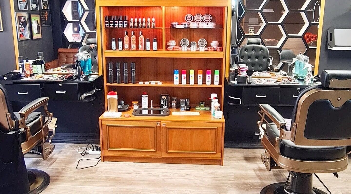 Klassisk interiør i Lobos Barbershop Trondheim med stilige stoler og profesjonelt utstyr, Trondheim, Trøndelag, NO.