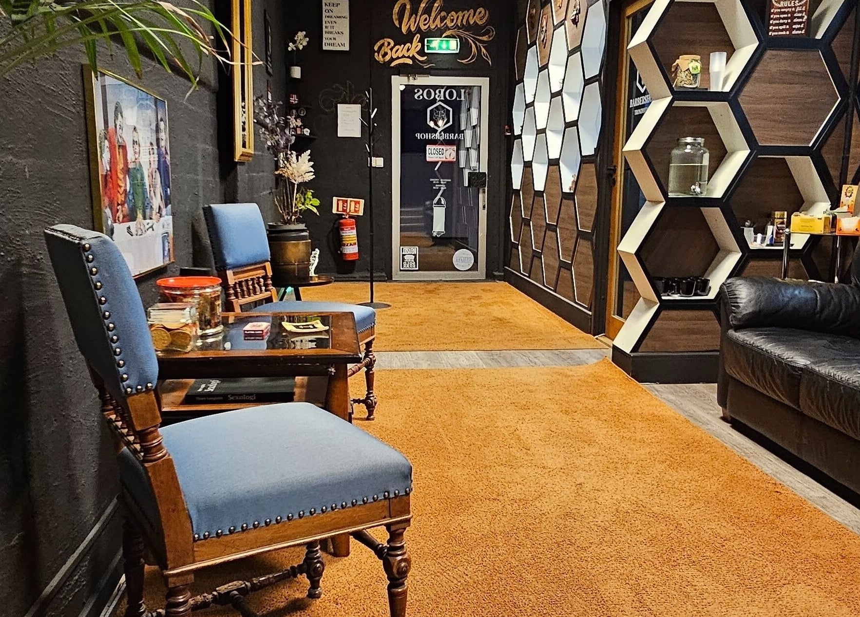 Elegant venteområde hos Lobos Barbershop Trondheim med klassiske stoler og moderne design, Trondheim, Trøndelag, NO.