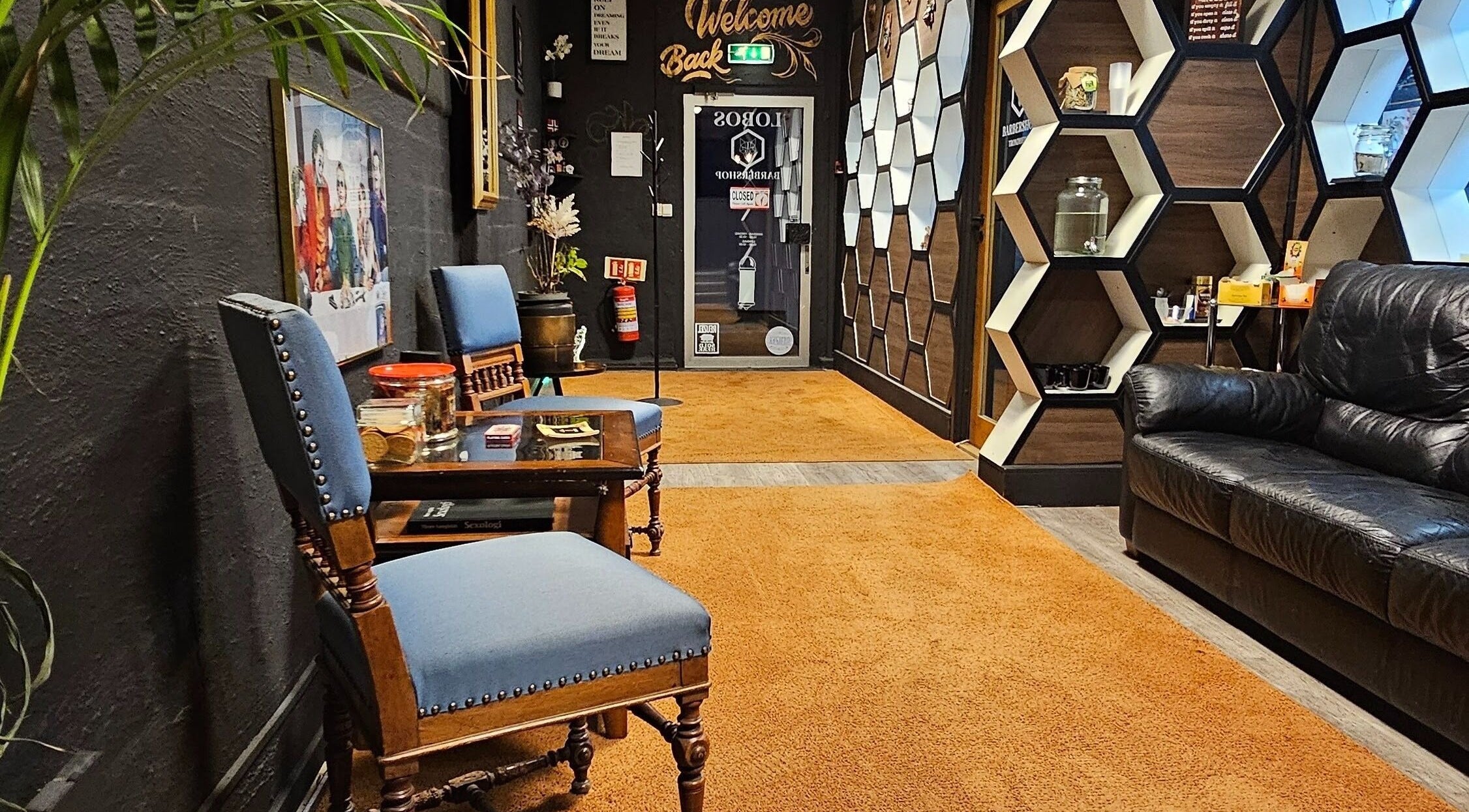 Elegant venteområde hos Lobos Barbershop Trondheim med klassiske stoler og moderne design, Trondheim, Trøndelag, NO.