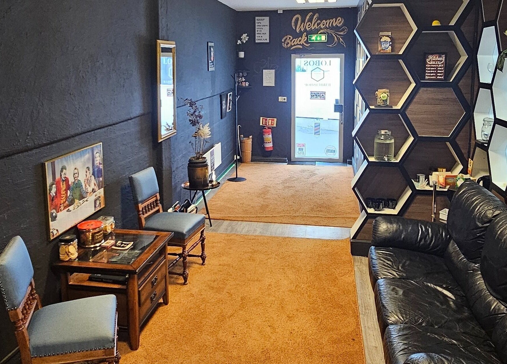 Koselig interiør på Lobos Barbershop Trondheim, Trondheim, Trøndelag, NO med moderne møbler og dekor.