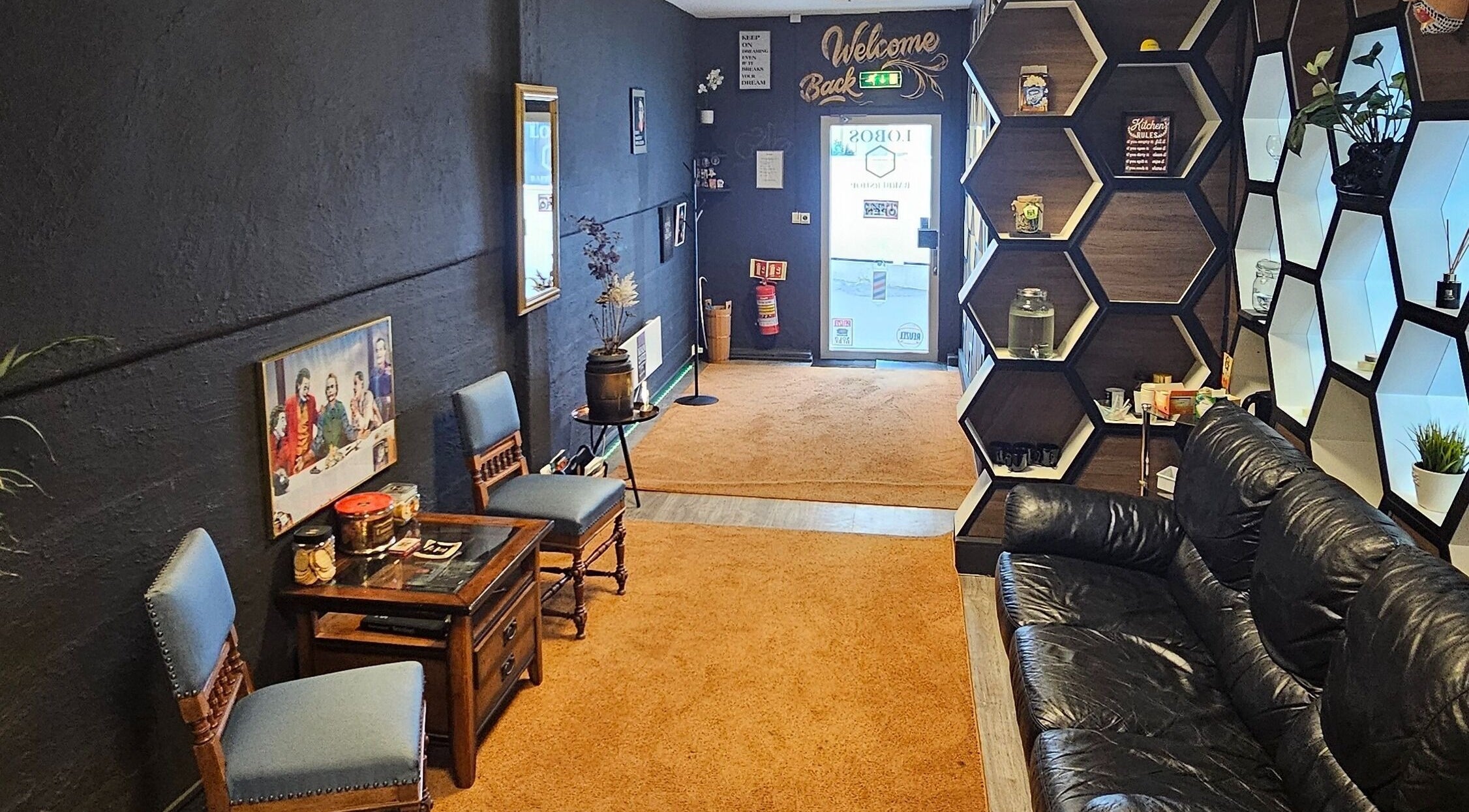 Koselig interiør på Lobos Barbershop Trondheim, Trondheim, Trøndelag, NO med moderne møbler og dekor.