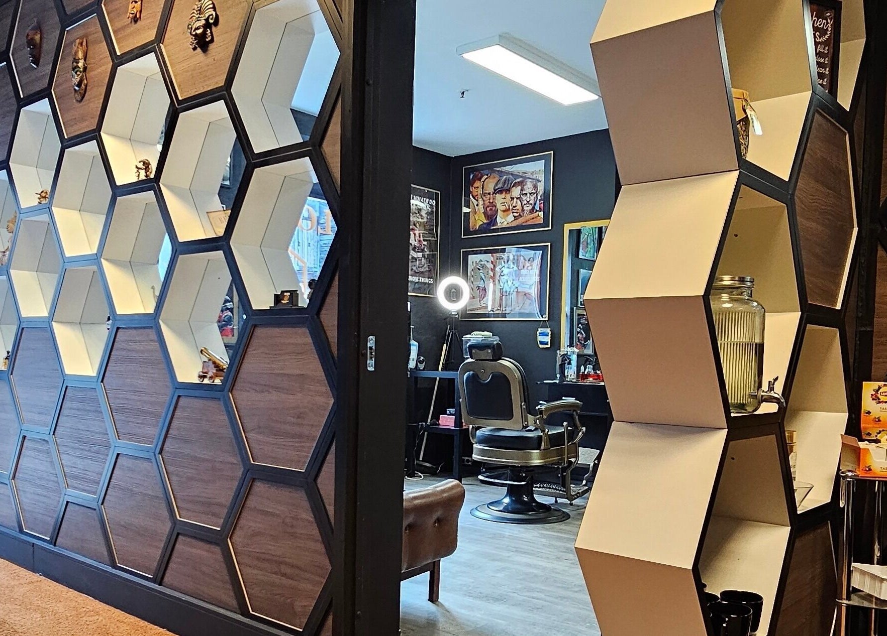 Moderne interiør med sekskantede hyller hos Lobos Barbershop Trondheim, Trondheim, Trøndelag, NO.