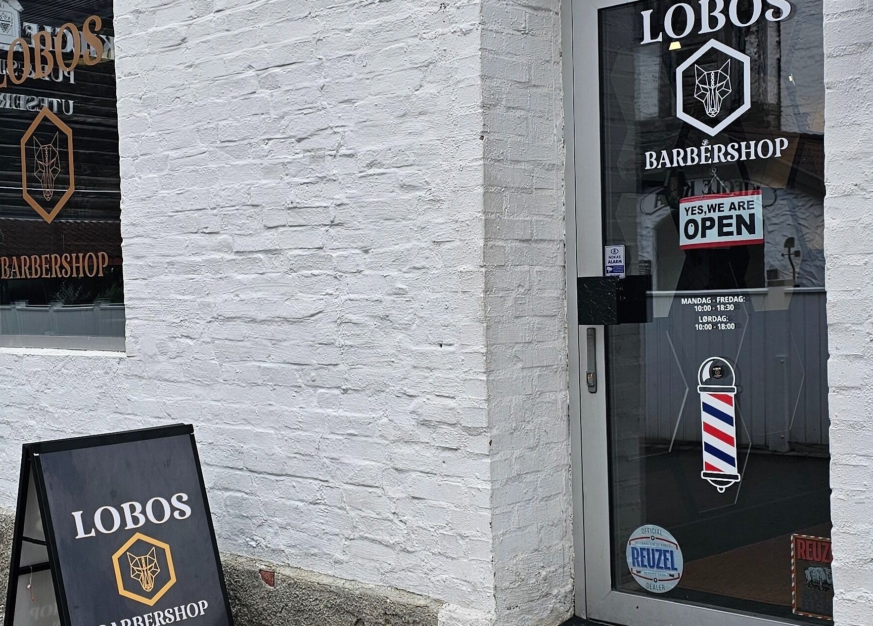 Stilig inngang til Lobos Barbershop Trondheim i Trondheim, Trøndelag, NO med moderne skilt.
