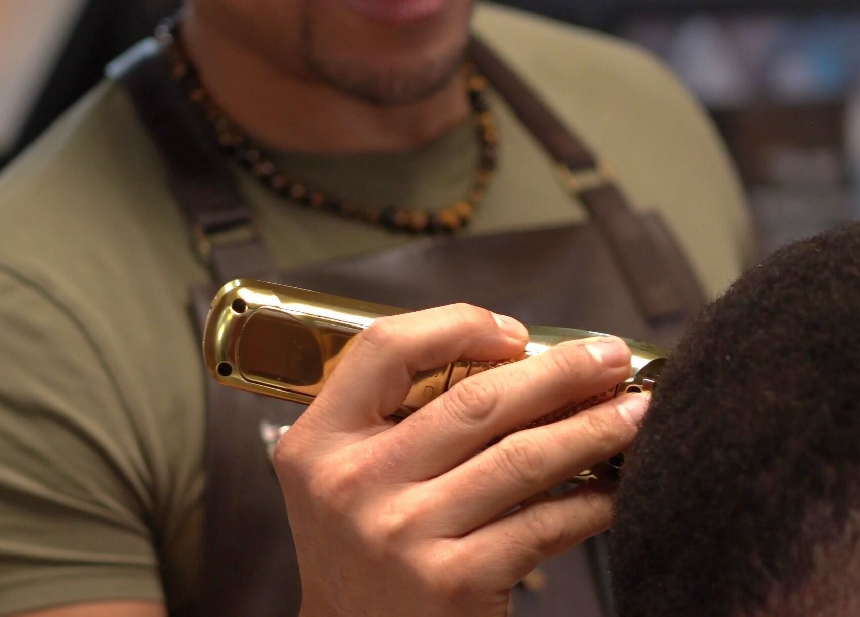 Profesjonell klipping hos Lobos Barbershop Trondheim, Trondheim, Trøndelag, NO, med gylden maskin.