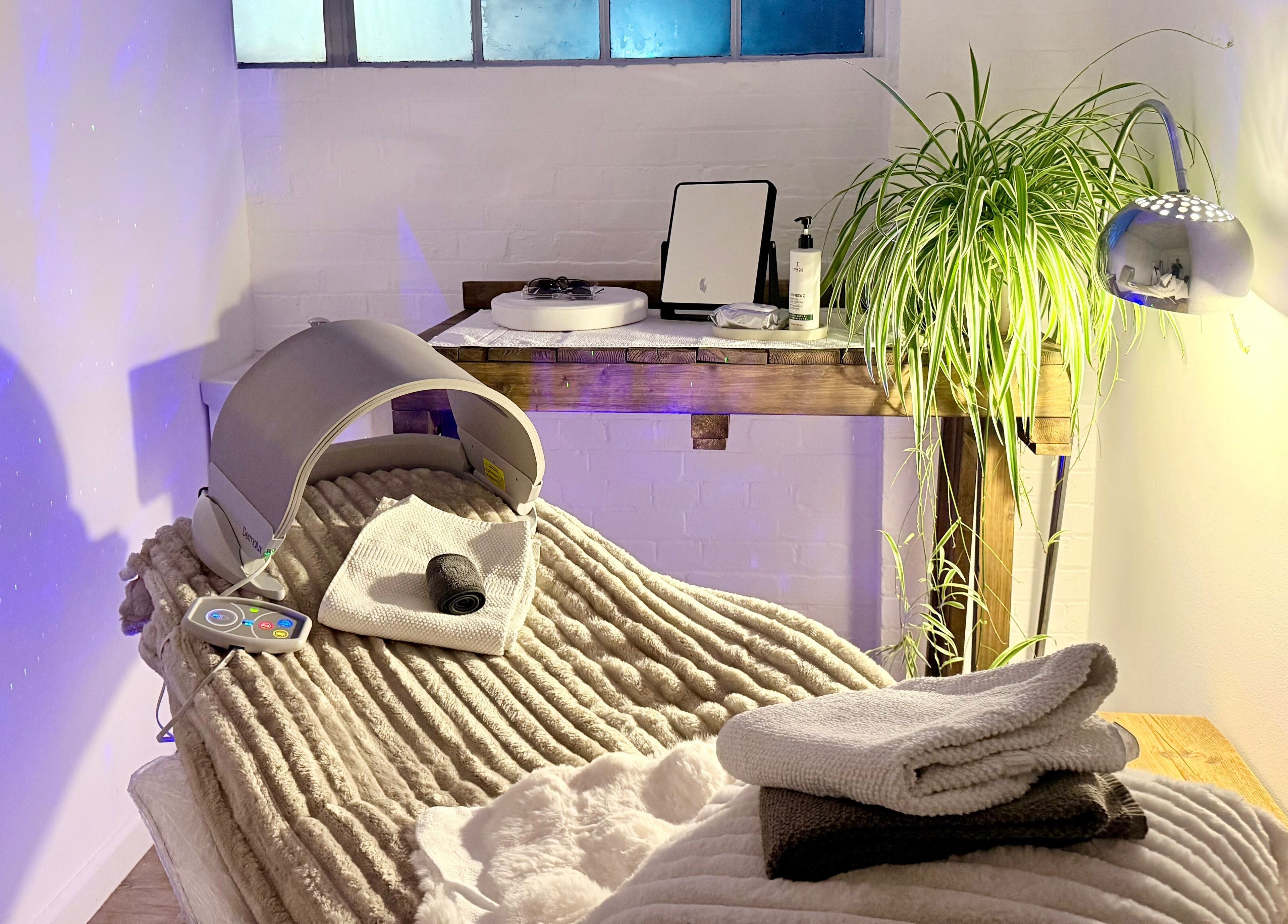 Relaxing spa setup at at1.AESTHETICS in Nottingham, England, GB with plush blanket and soothing light.