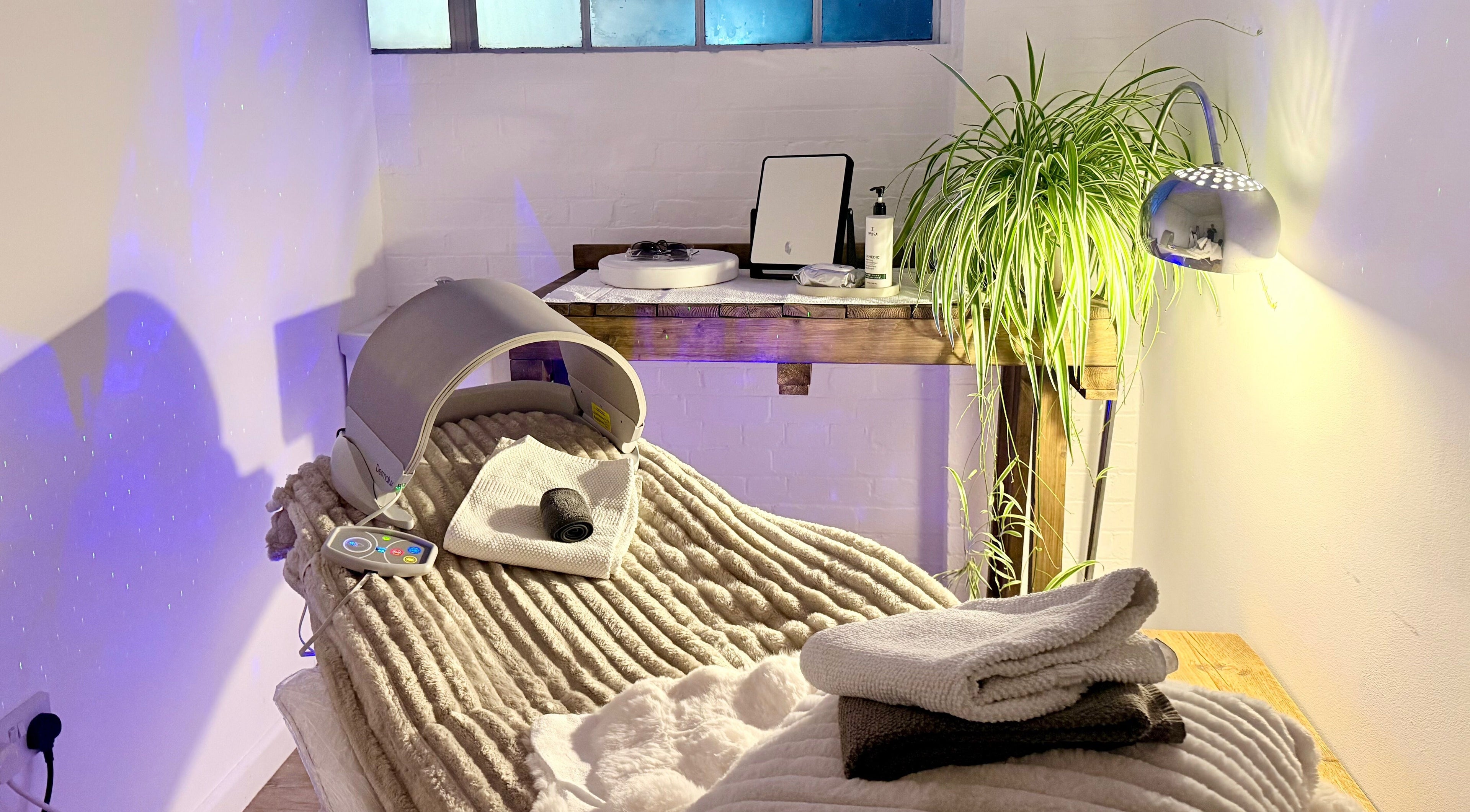 Relaxing spa setup at at1.AESTHETICS in Nottingham, England, GB with plush blanket and soothing light.