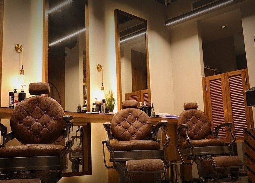 Elegant barber chairs at Dar Dujour Men, الرياض, منطقة الرياض, SA. Luxurious setting for men's grooming.