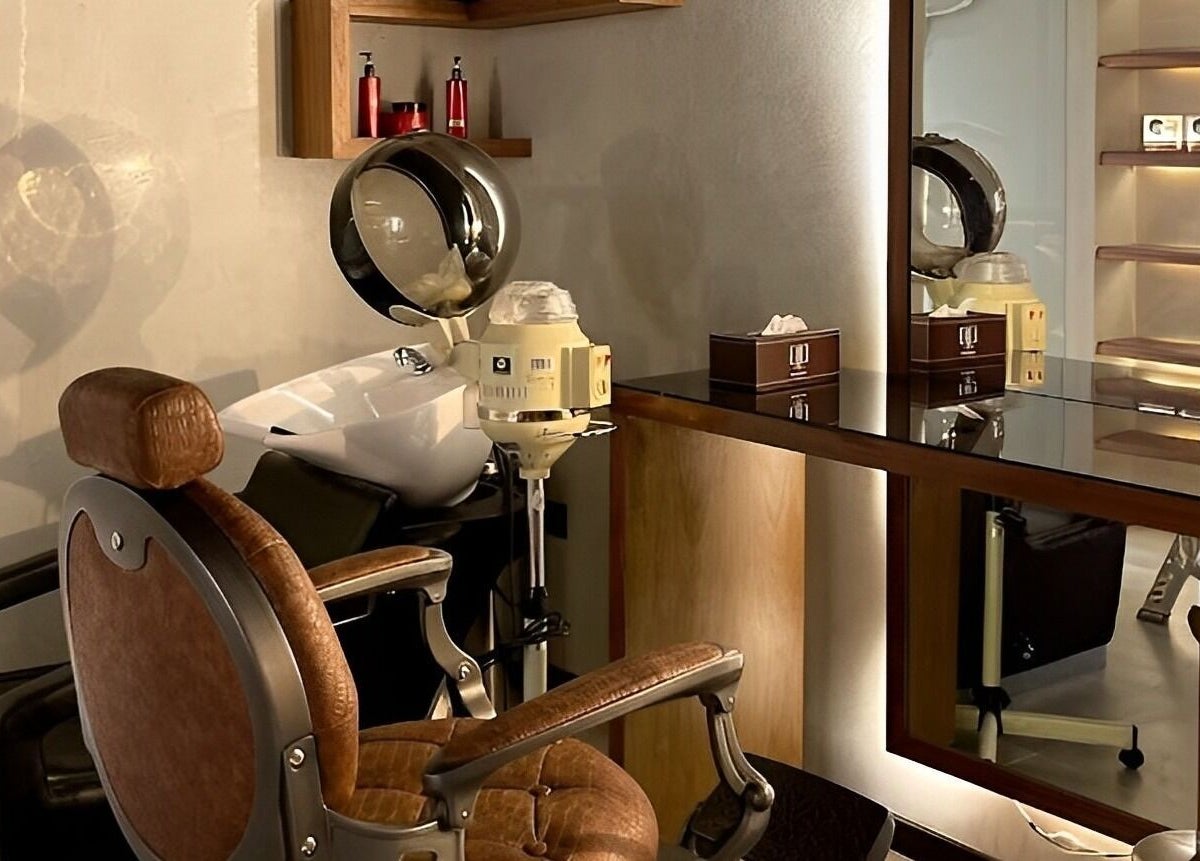 Spacious, elegant salon setup at Dar Dujour Men, الرياض, منطقة الرياض, SA, featuring premium grooming chair.