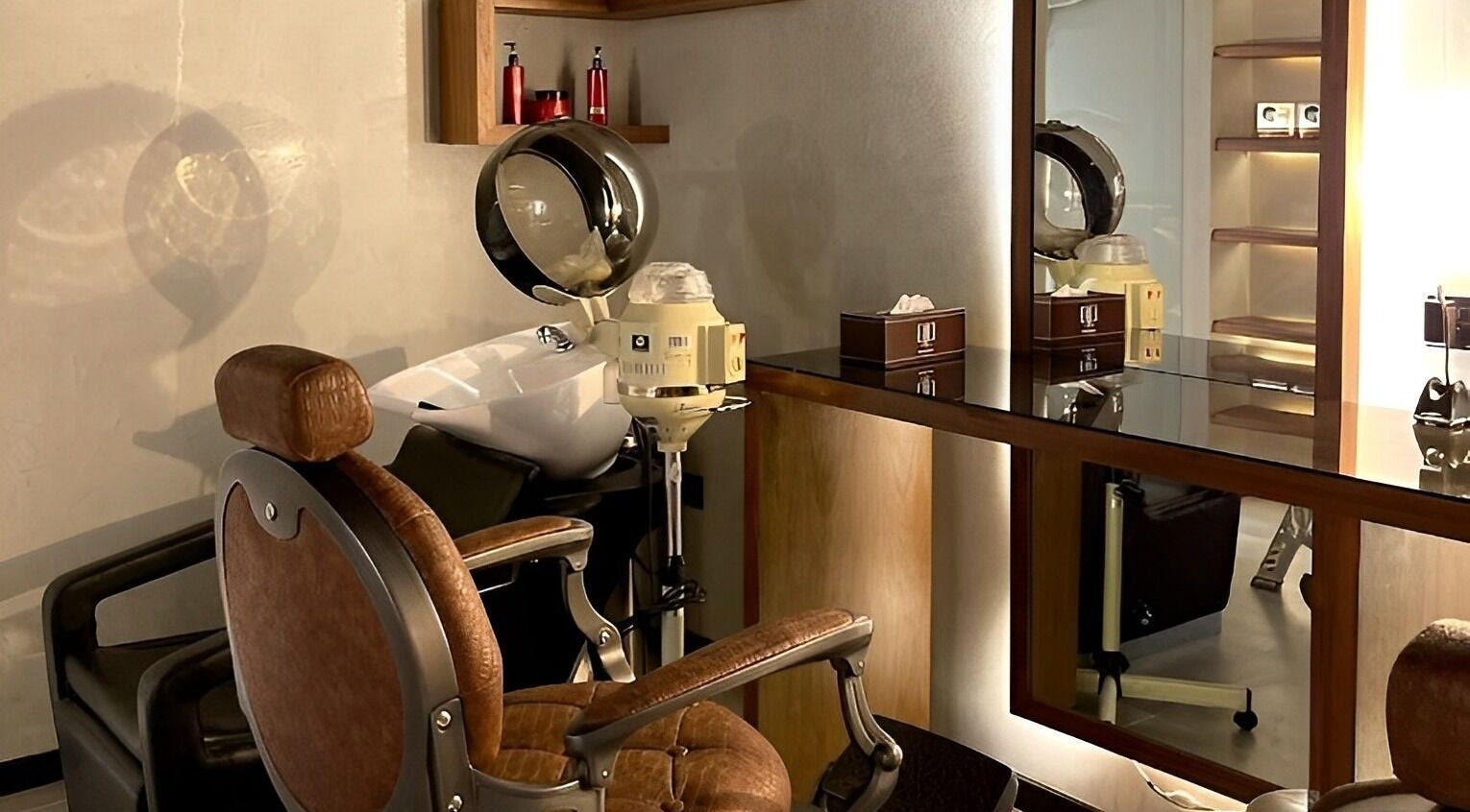 Spacious, elegant salon setup at Dar Dujour Men, الرياض, منطقة الرياض, SA, featuring premium grooming chair.