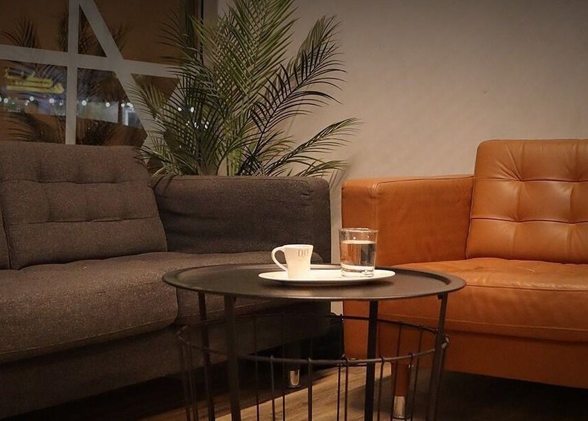 Comfortable seating at Dar Dujour Men, الرياض, منطقة الرياض, SA, featuring modern sofas and a relaxing ambiance.