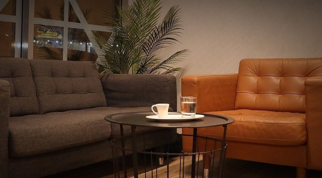 Comfortable seating at Dar Dujour Men, الرياض, منطقة الرياض, SA, featuring modern sofas and a relaxing ambiance.