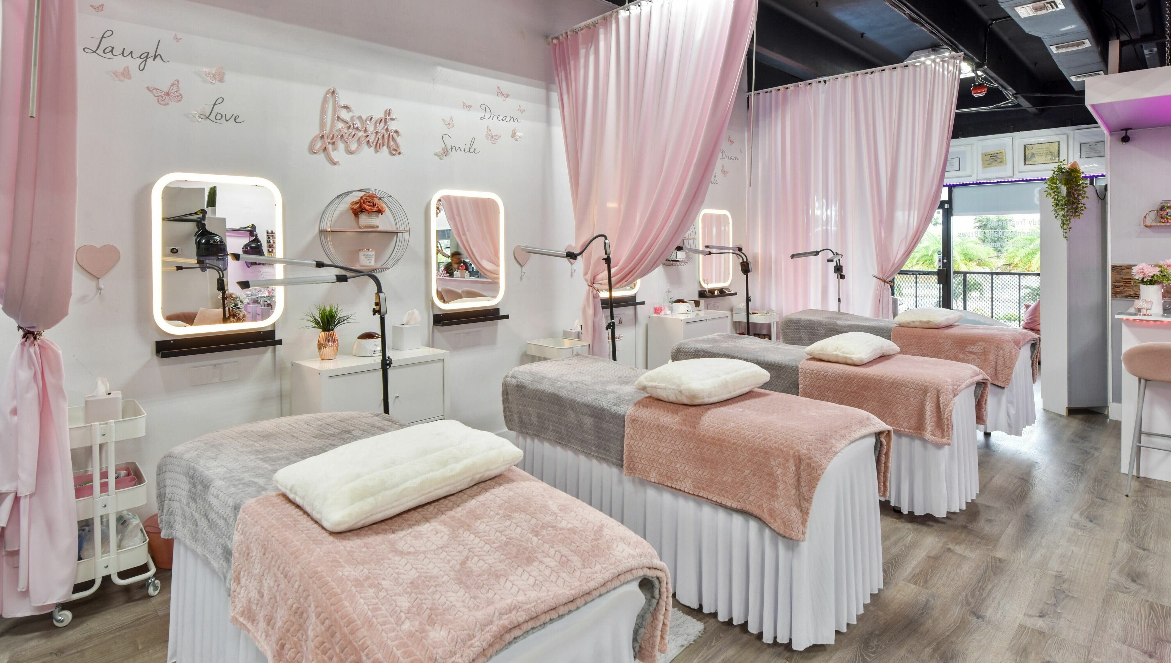 Tratamiento de belleza en Andriw Beauty Spa, Miami, Florida, US. Mesas con mantas rosadas elegantes.