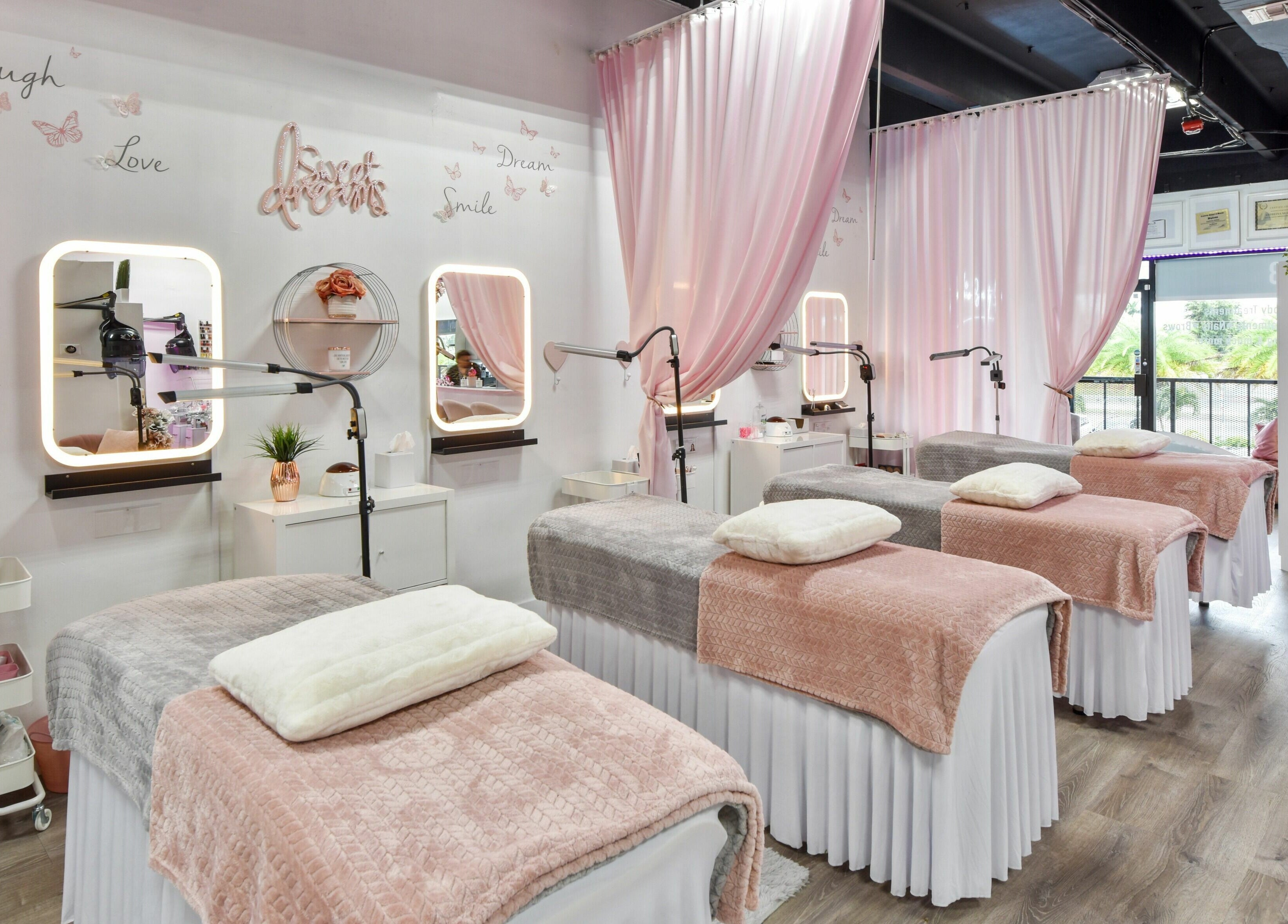 Tratamiento de belleza en Andriw Beauty Spa, Miami, Florida, US. Mesas con mantas rosadas elegantes.