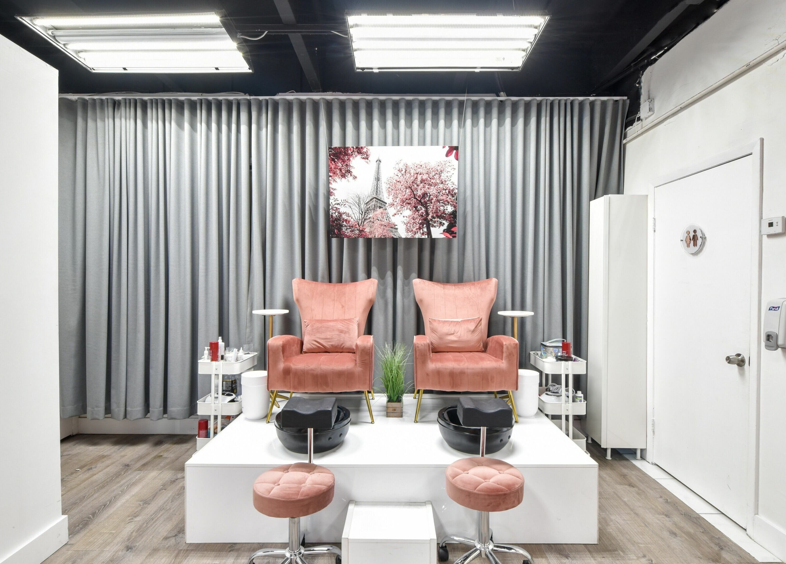 Zona de descanso en Andriw Beauty Spa, Miami, Florida, US con elegantes sillas color salmón y decoración moderna.
