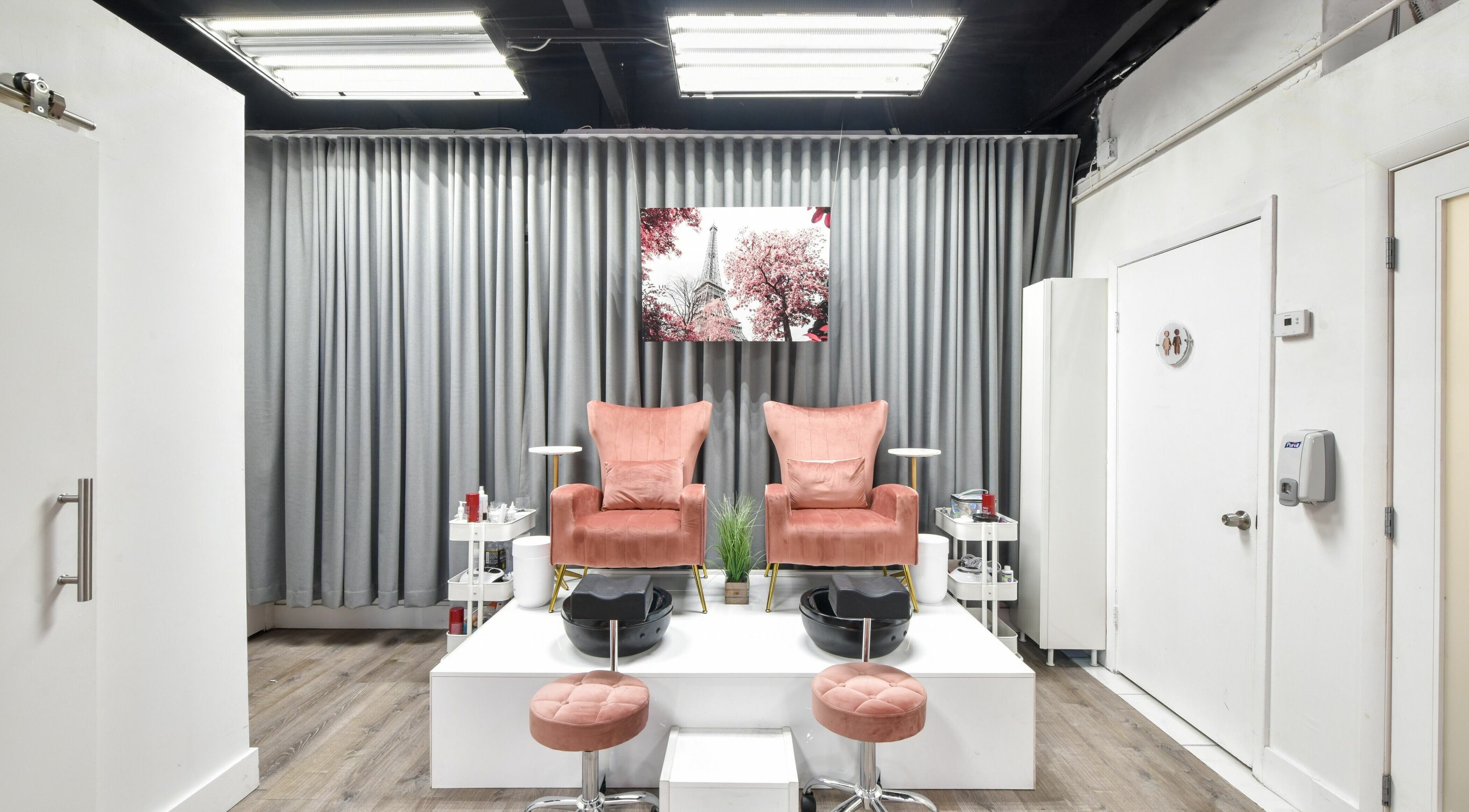 Zona de descanso en Andriw Beauty Spa, Miami, Florida, US con elegantes sillas color salmón y decoración moderna.