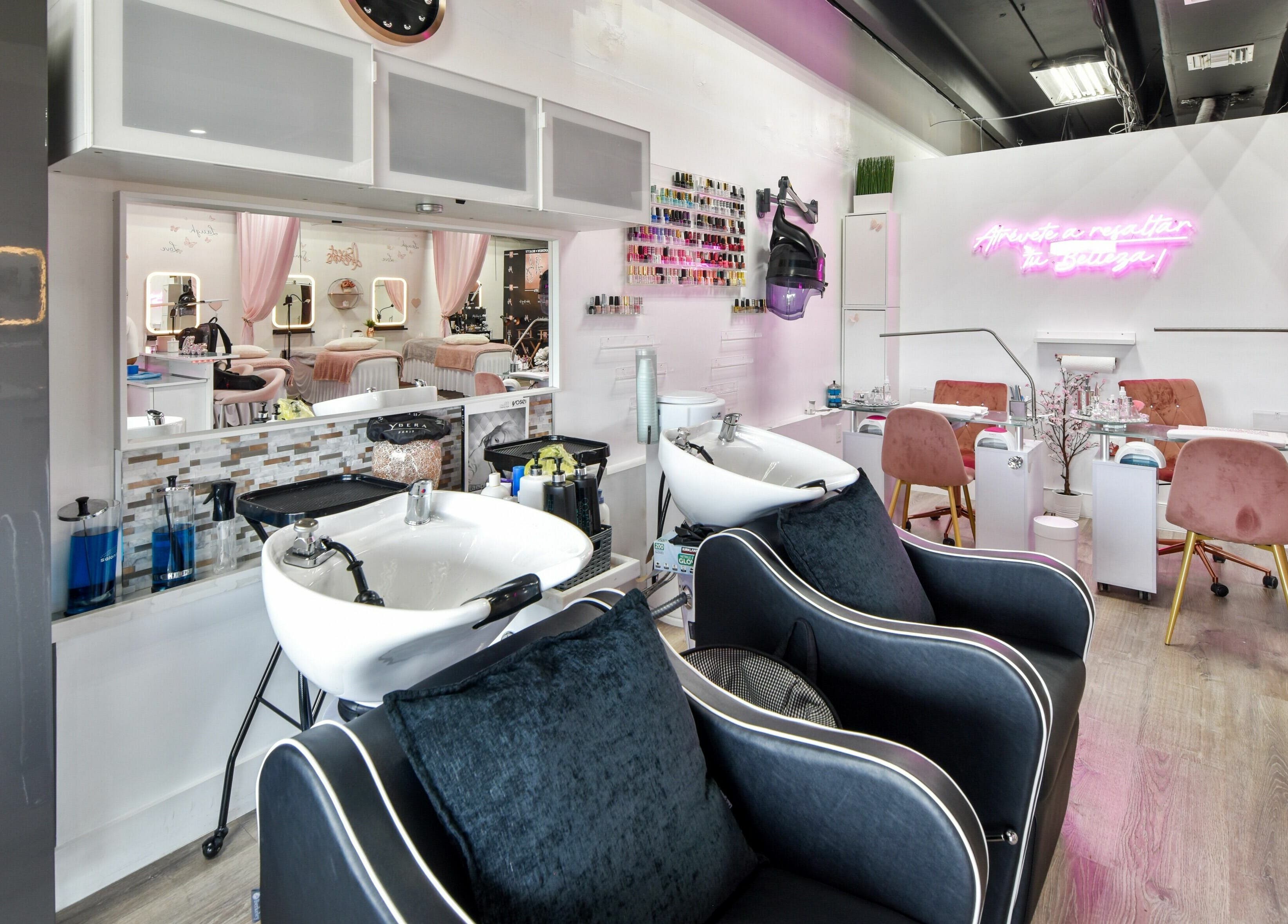 Interior moderno y estilizado de Andriw Beauty Spa en Miami, Florida, US, con sillas de lavado de cabello.