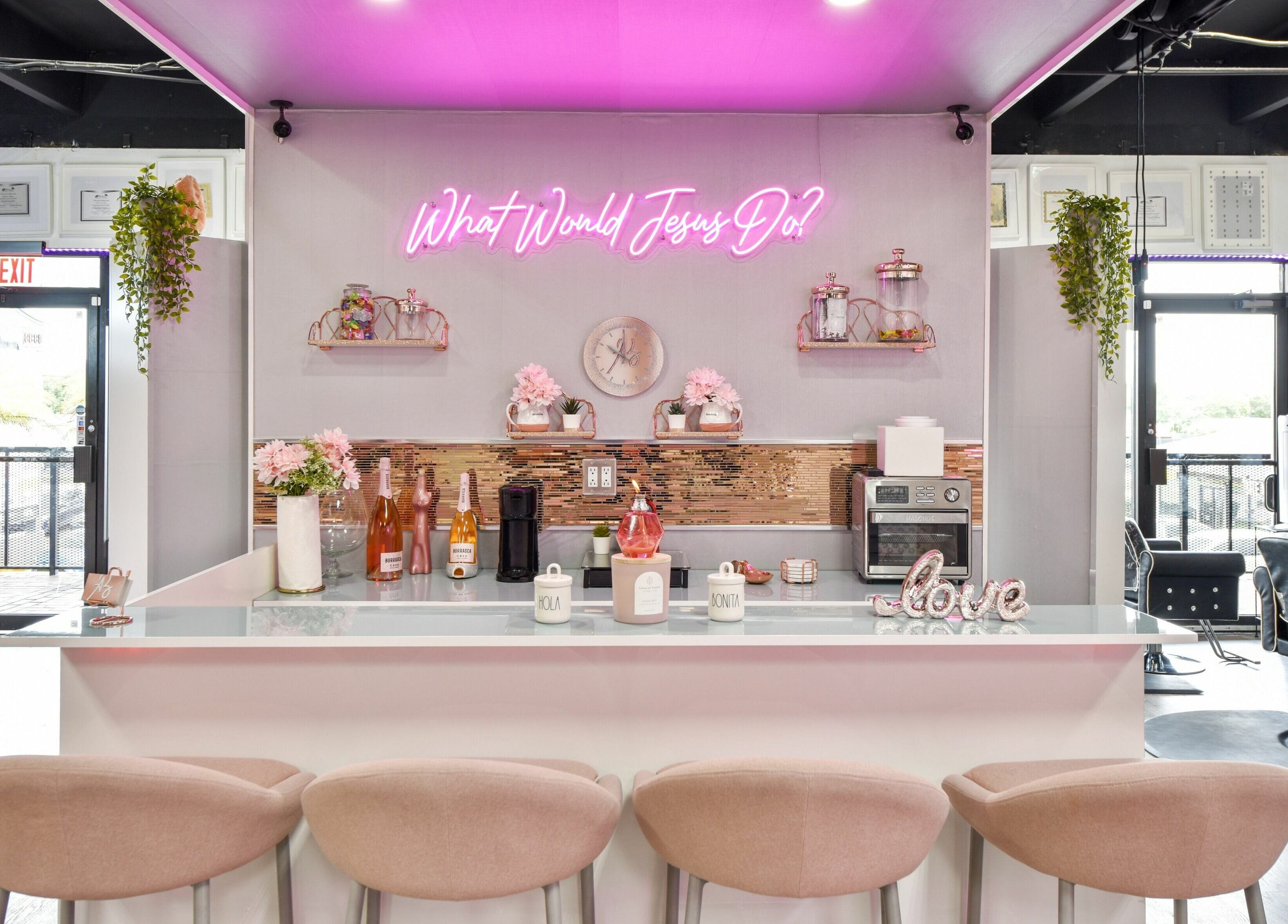 Encantador bar de belleza en Andriw Beauty Spa, Miami, Florida, US. Detalles rosados y luminosos crean una atmósfera acogedora.