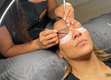 Eyelash extension application at Mynx Lashes, Cape Town, Western Cape, ZA. Expert care for luxurious lashes.