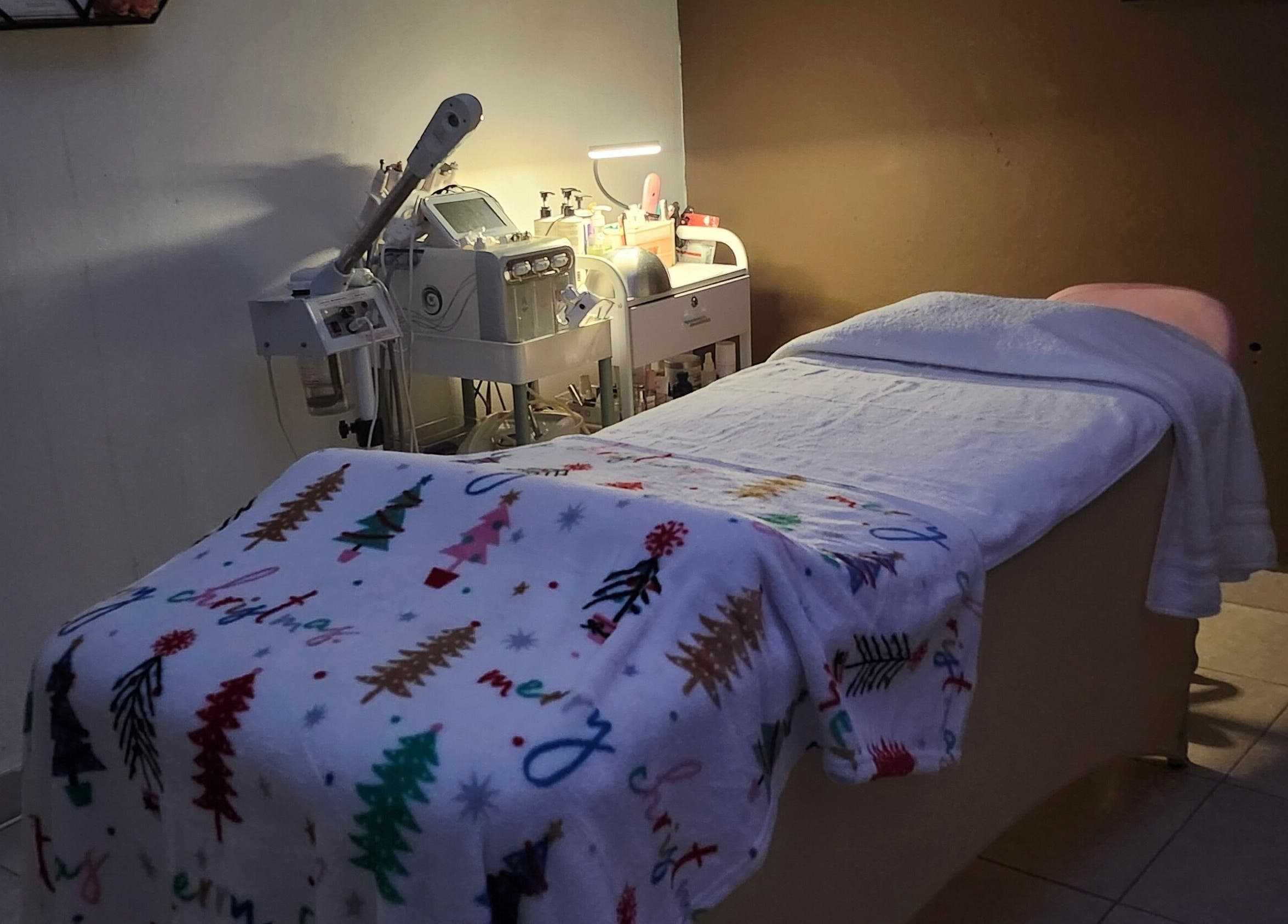 Camilla de tratamiento en Skincare by AB, San Juan, San Juan, PR, iluminada y acogedora.