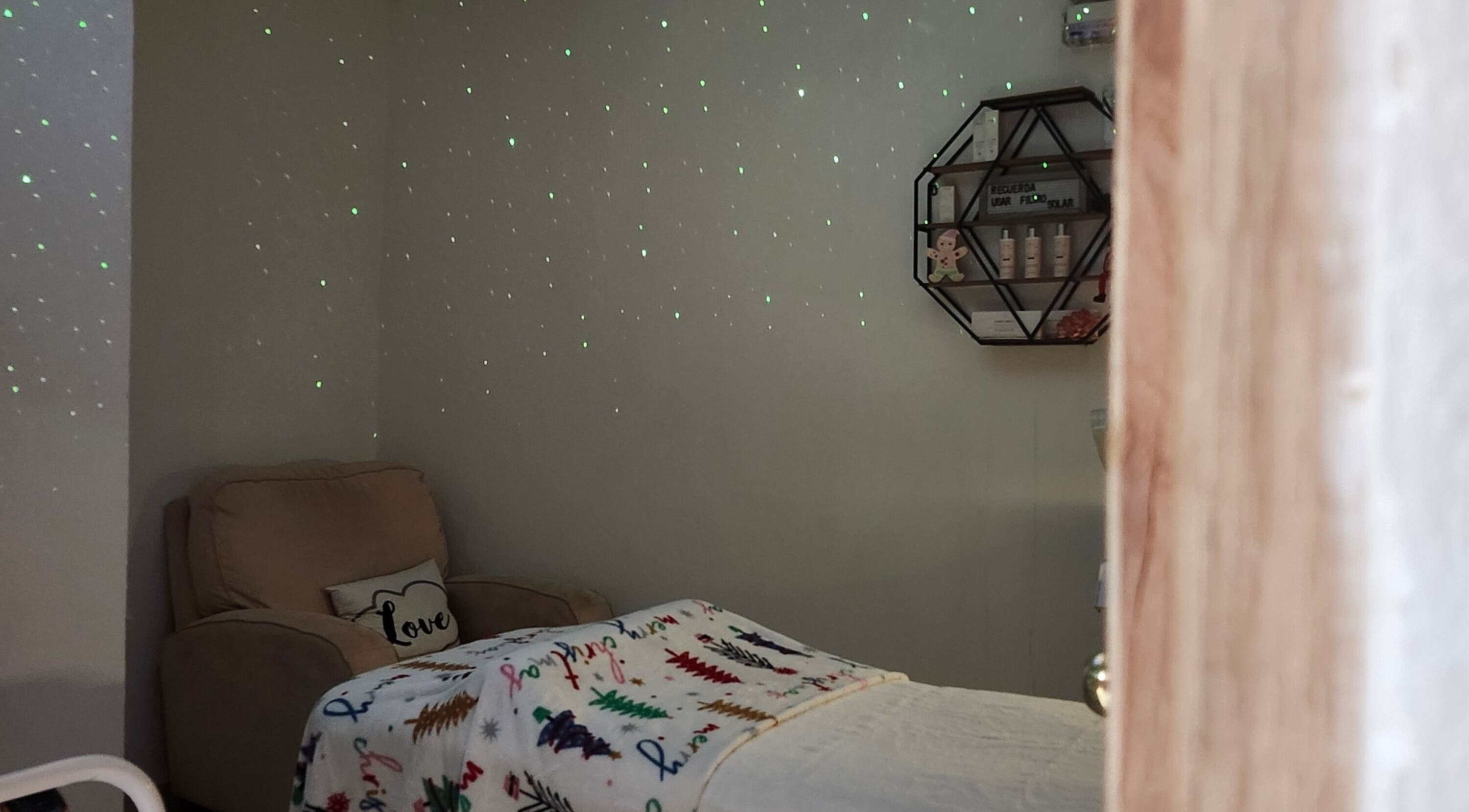 Habitación acogedora de Skincare by AB con luces suaves en San Juan, San Juan, PR.