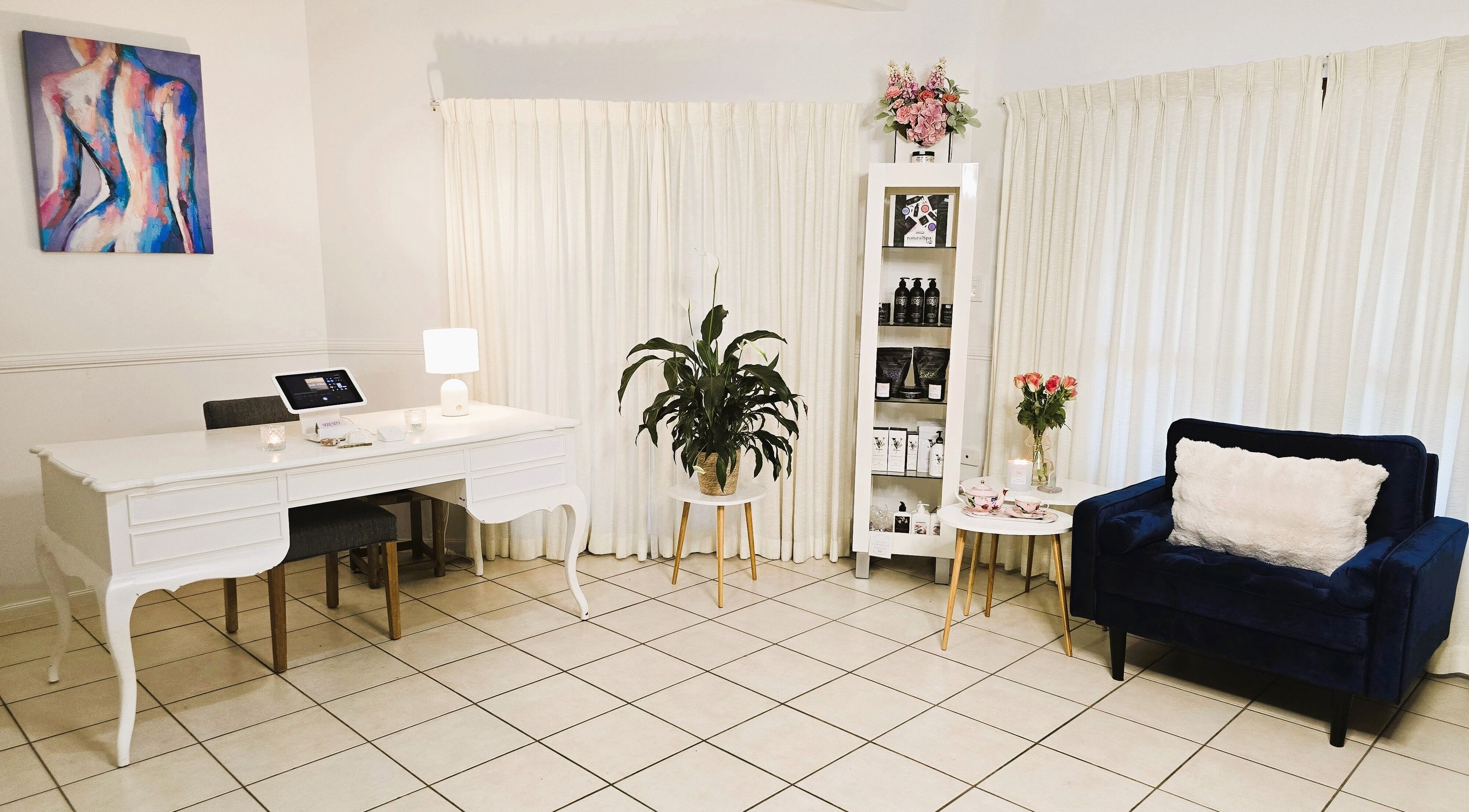 Serenity Glow Skin Rituals & Wellness reception in Morningside, Queensland, AU with elegant decor and cozy seating.