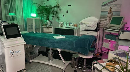 Modern treatment room at Cambridge Cosmetology, Cambridge, England, GB with teal bed and advanced equipment.