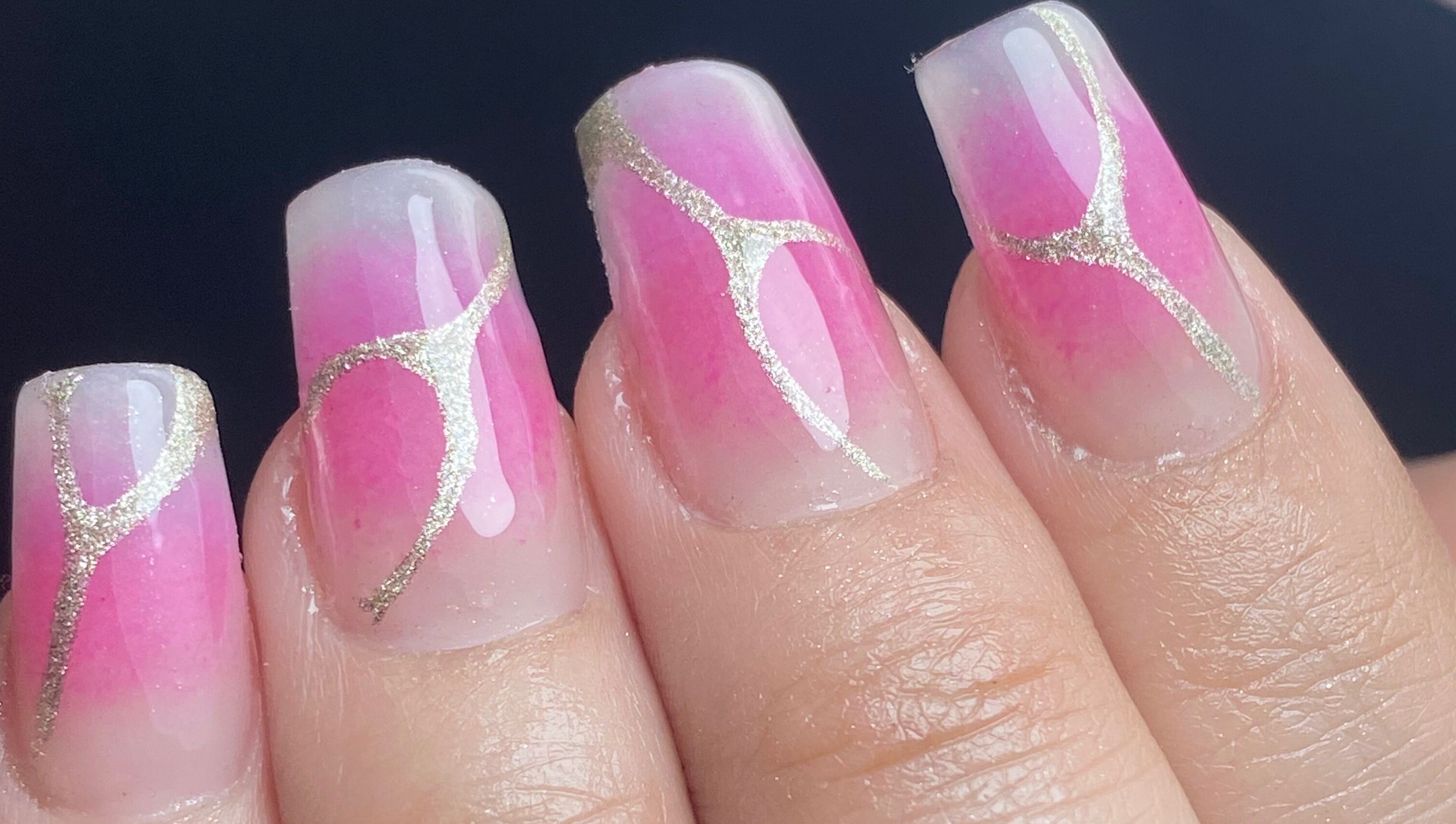 Diseño de uñas rosadas con detalles dorados en Eunii Nails, Córdoba, Córdoba, AR.