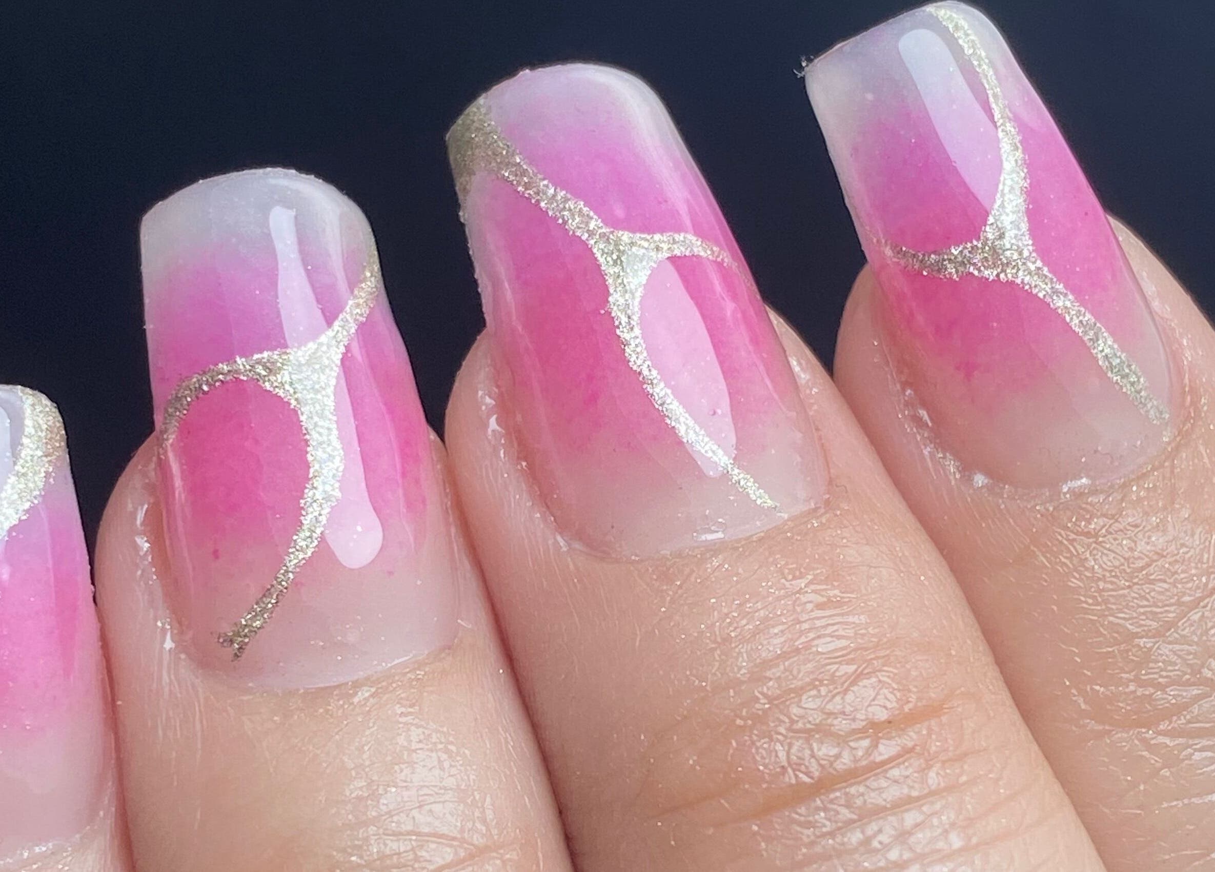 Diseño de uñas rosadas con detalles dorados en Eunii Nails, Córdoba, Córdoba, AR.