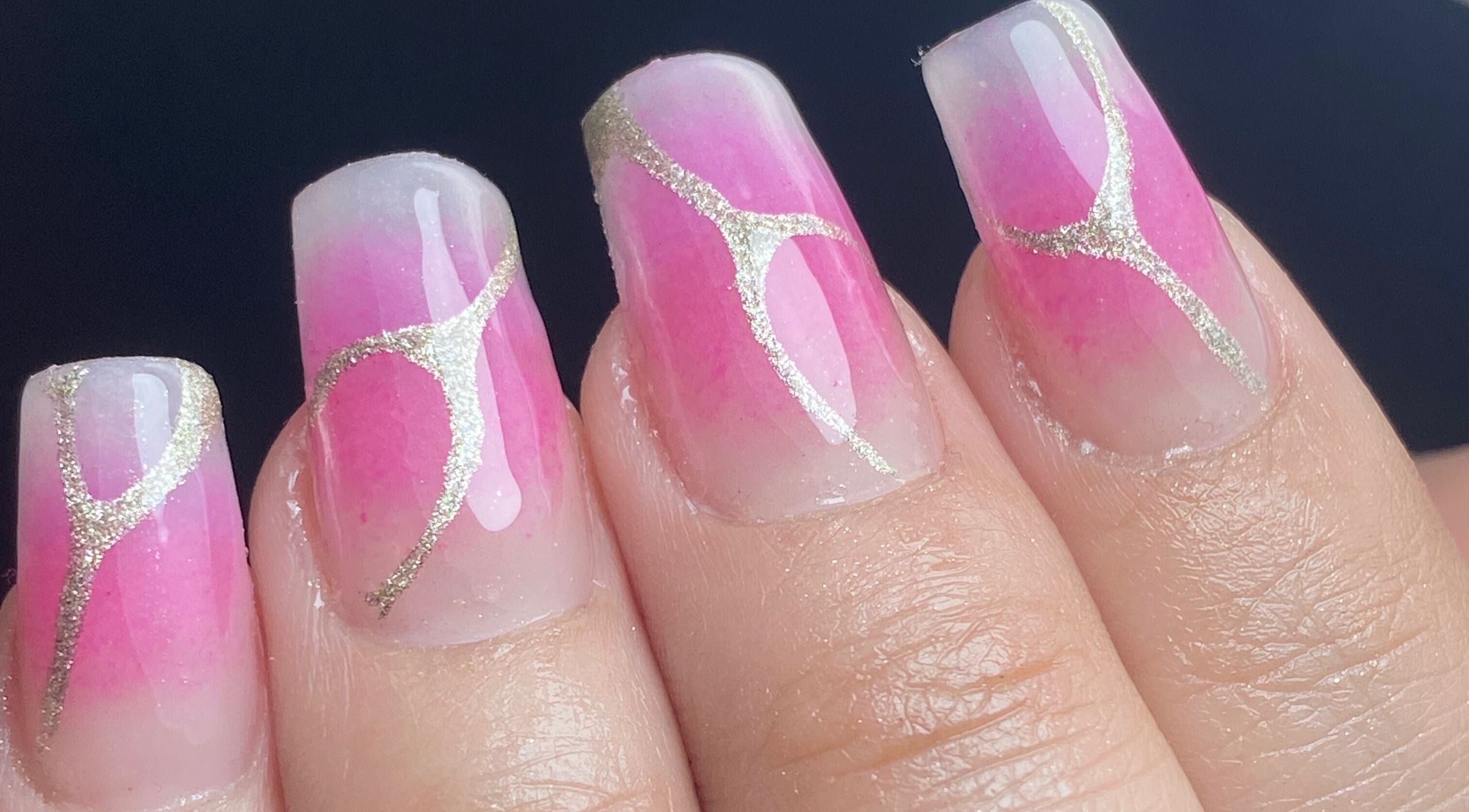 Diseño de uñas rosadas con detalles dorados en Eunii Nails, Córdoba, Córdoba, AR.