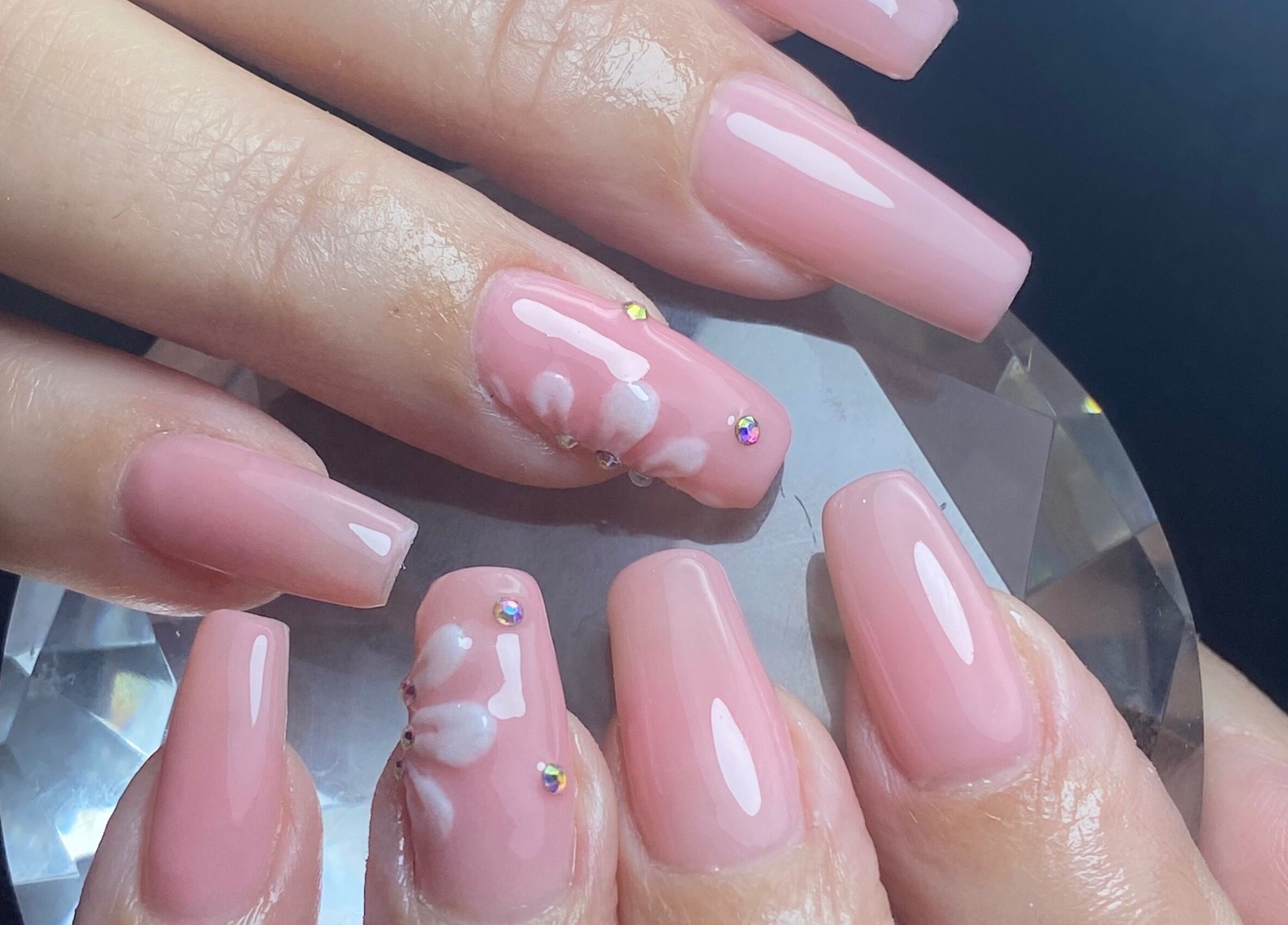 Diseño de uñas rosa con brillo en Eunii Nails, Córdoba, Córdoba, AR. Un look elegante y moderno.