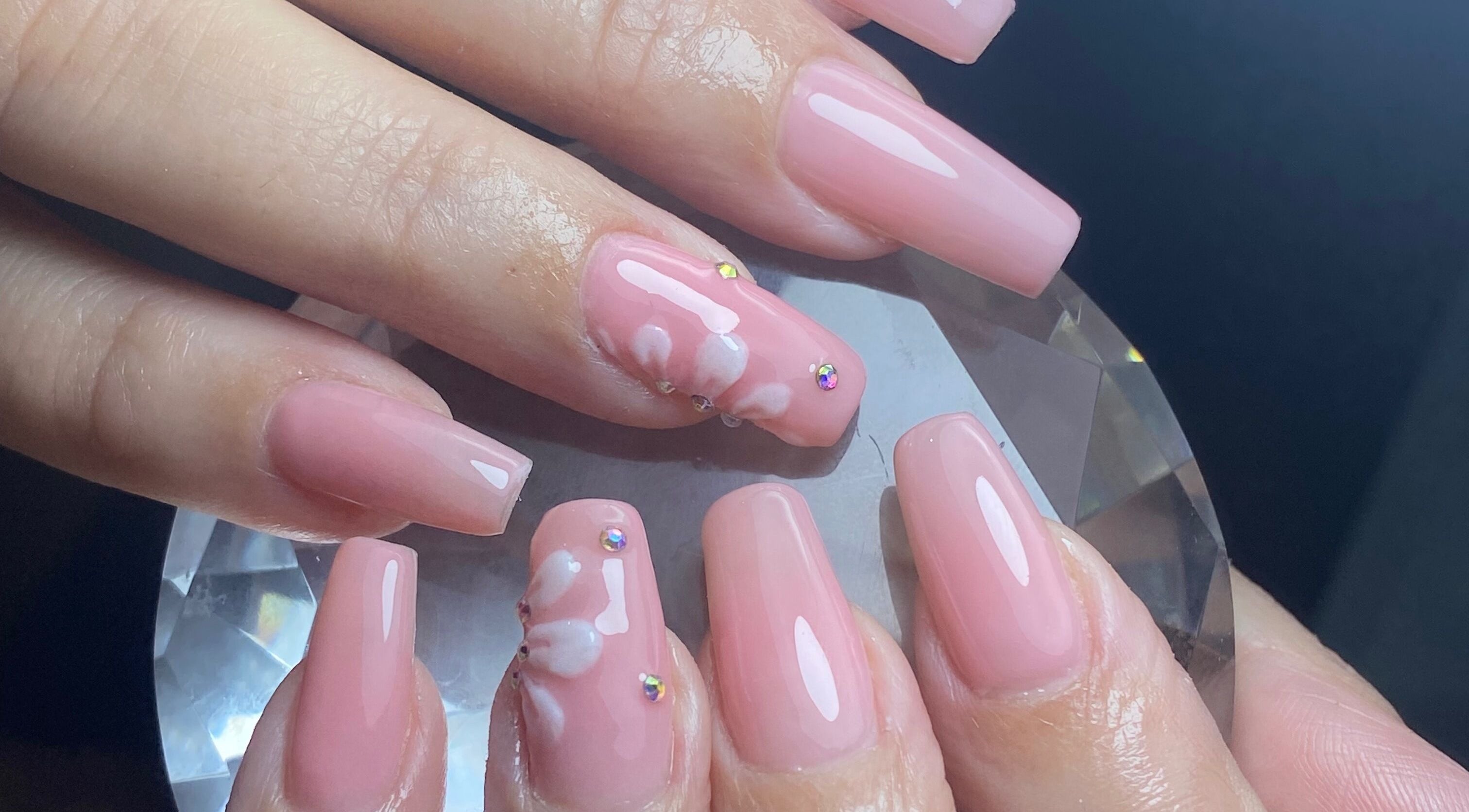 Diseño de uñas rosa con brillo en Eunii Nails, Córdoba, Córdoba, AR. Un look elegante y moderno.