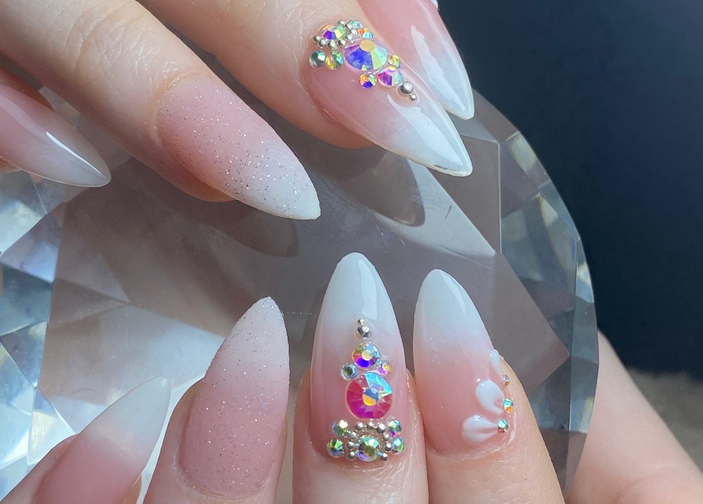 Manicura decorada con cristales en Eunii Nails, Córdoba, Córdoba, AR.