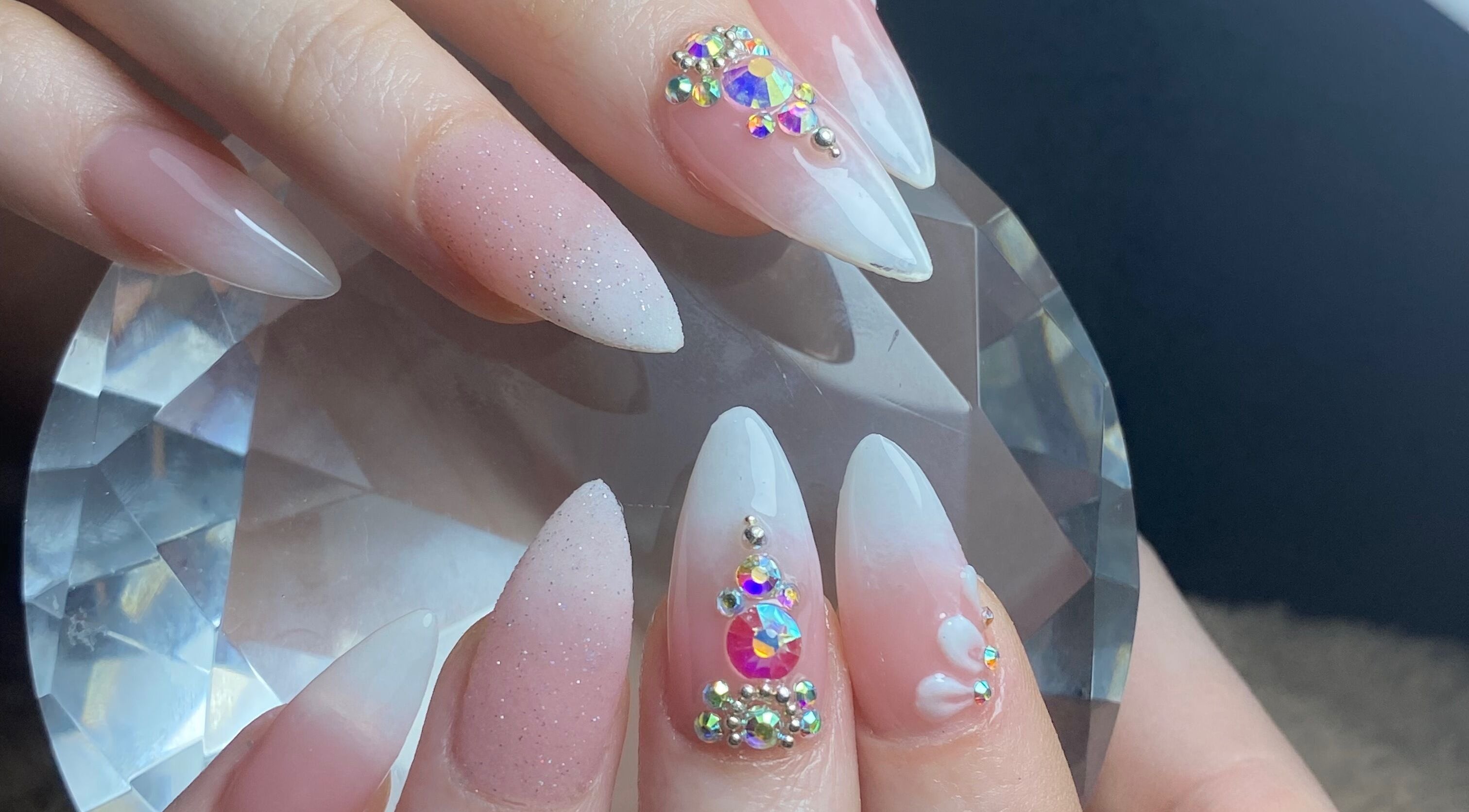 Manicura decorada con cristales en Eunii Nails, Córdoba, Córdoba, AR.