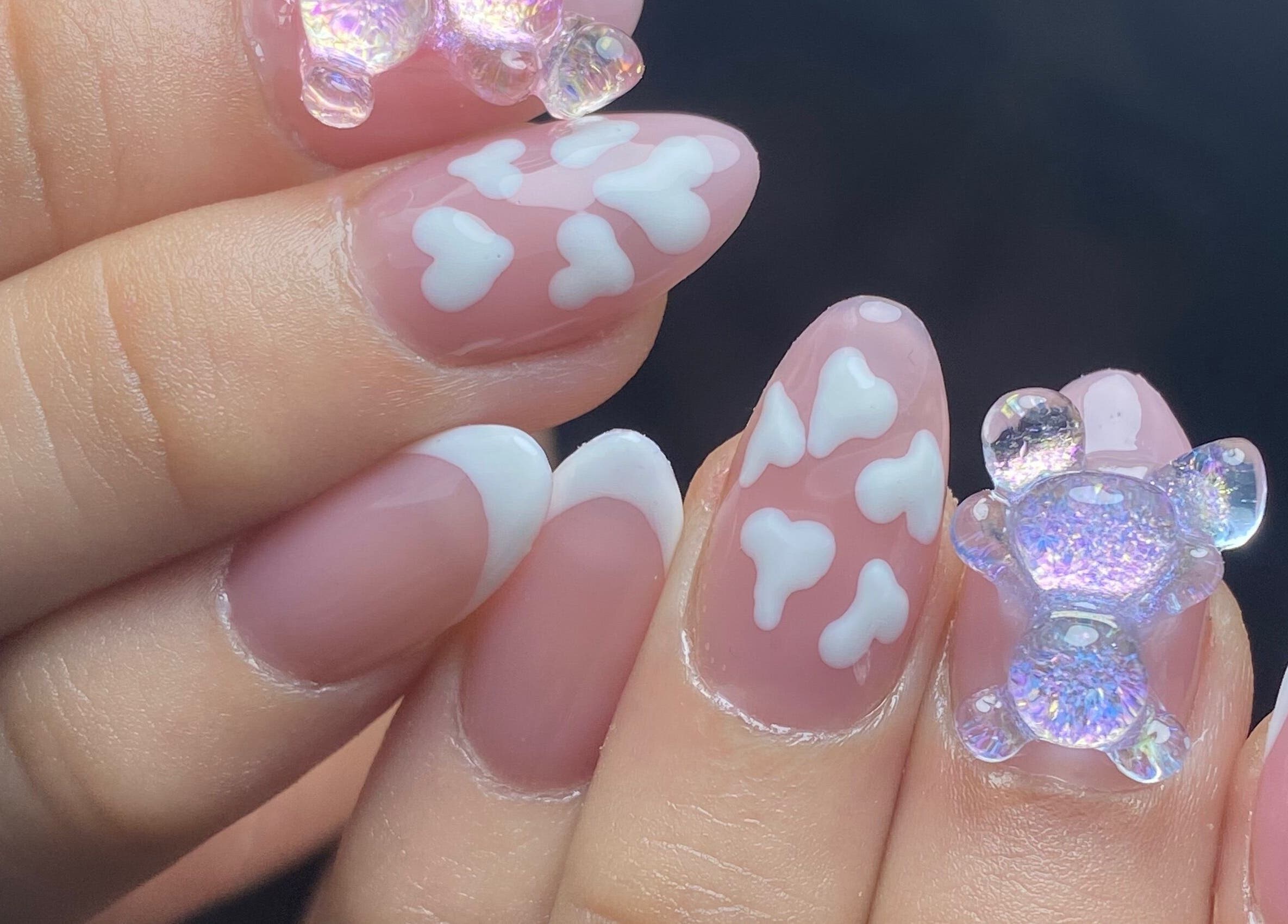 Diseño de uñas rosadas y blancas en Eunii Nails, Córdoba, Córdoba, AR con adornos brillantes.