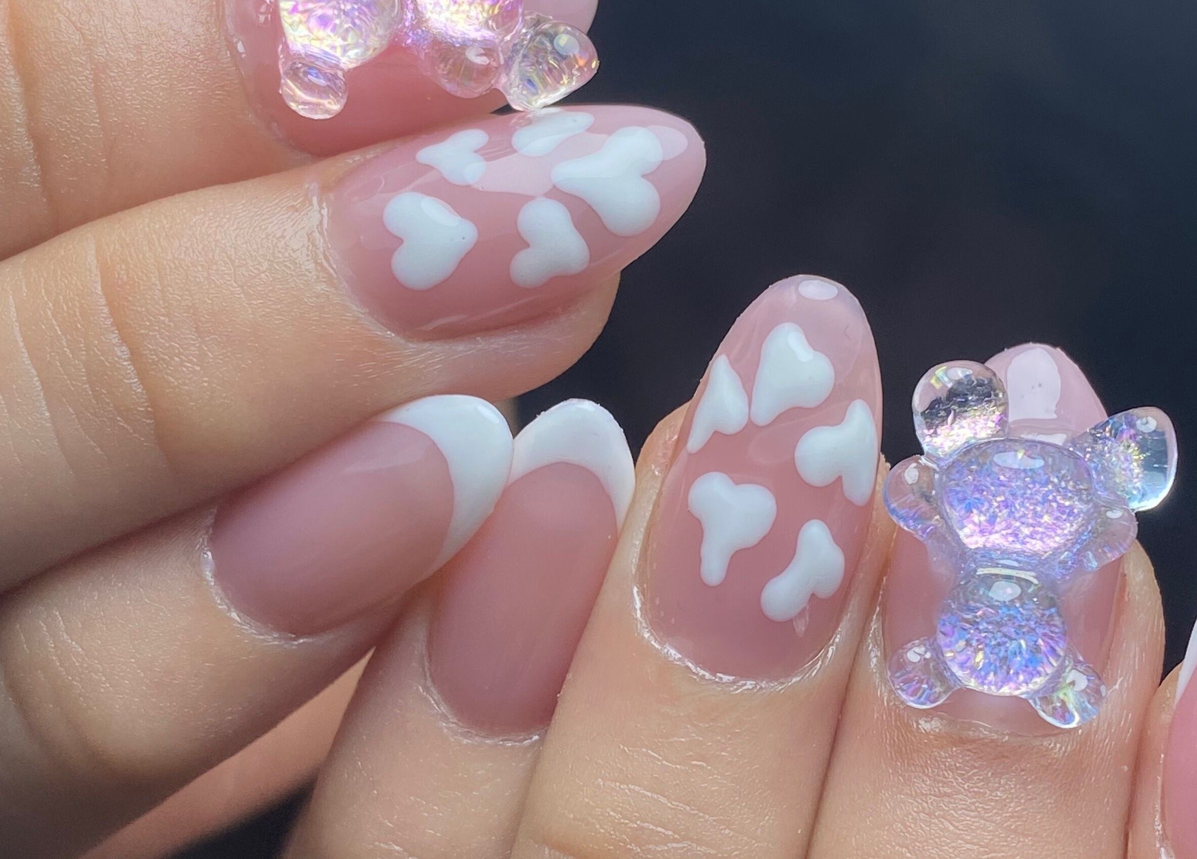 Diseño de uñas rosadas y blancas en Eunii Nails, Córdoba, Córdoba, AR con adornos brillantes.