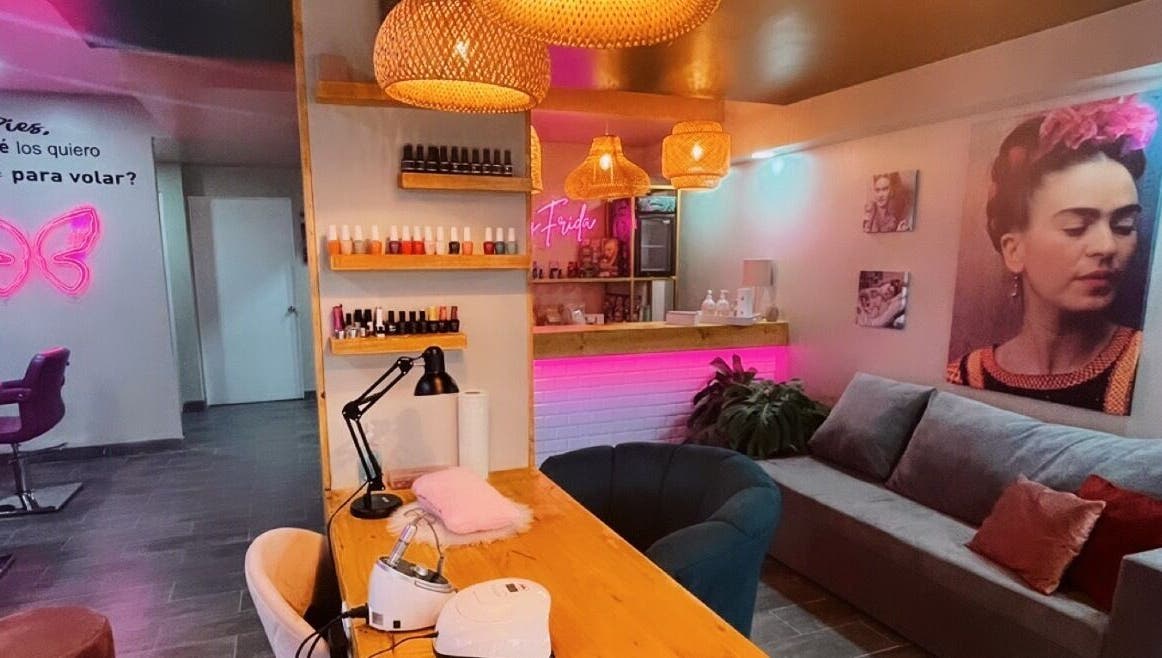 Interior de Muy Frida Beauty Studio en San Pedro, San José, CR, con decoración moderna y acogedora.