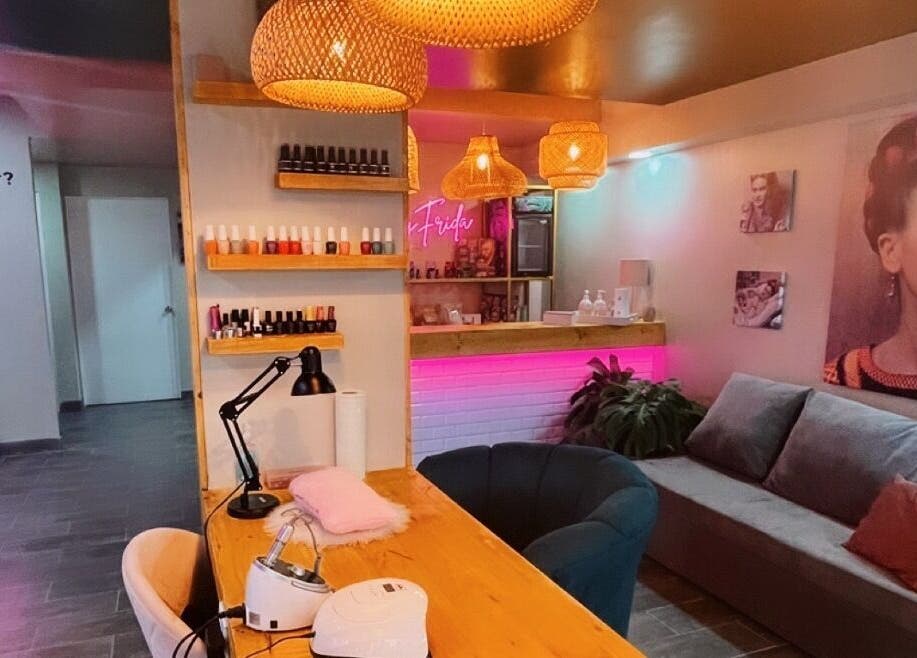 Interior de Muy Frida Beauty Studio en San Pedro, San José, CR, con decoración moderna y acogedora.