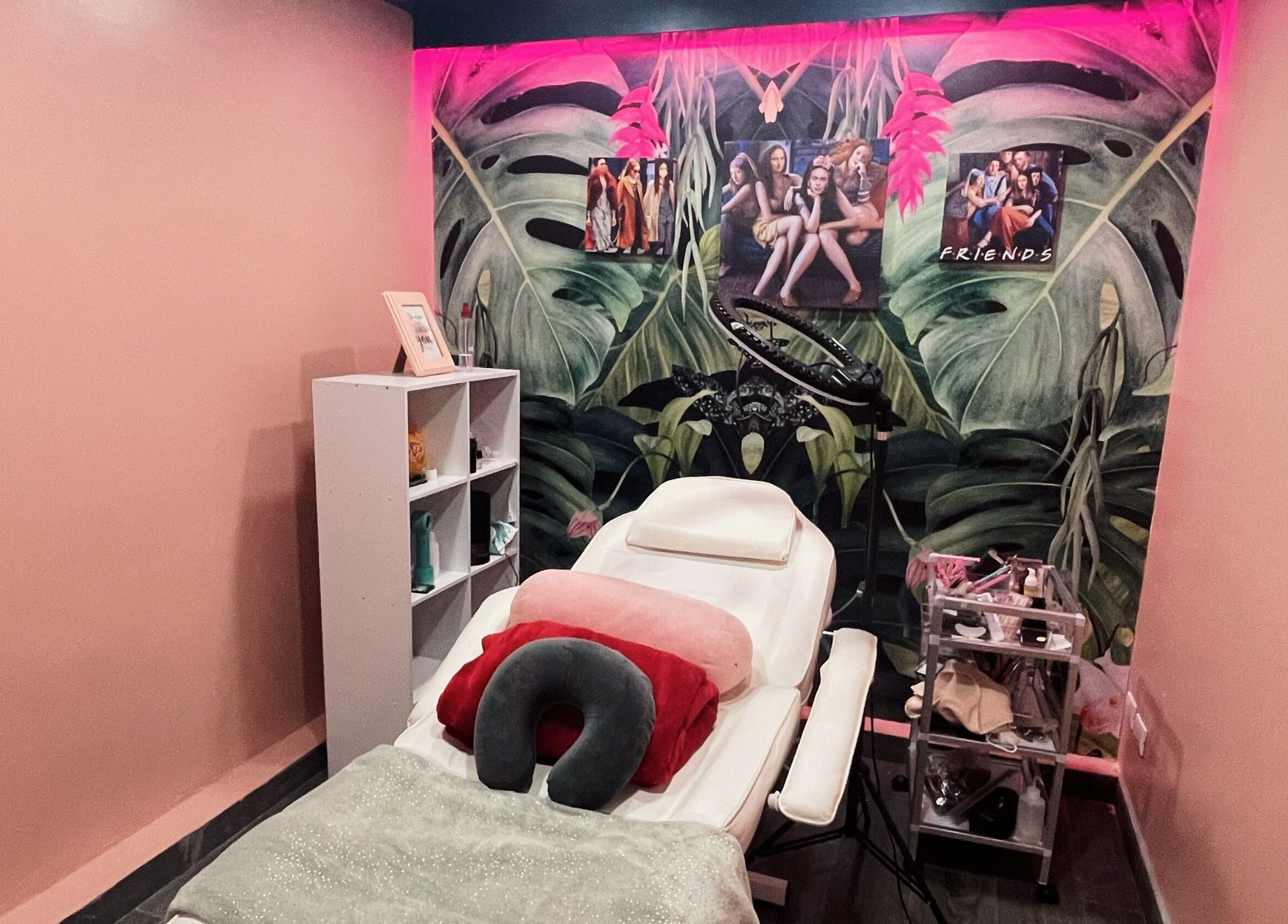 Sala de tratamiento en Muy Frida Beauty Studio, San Pedro, San José, CR, con decoración tropical.