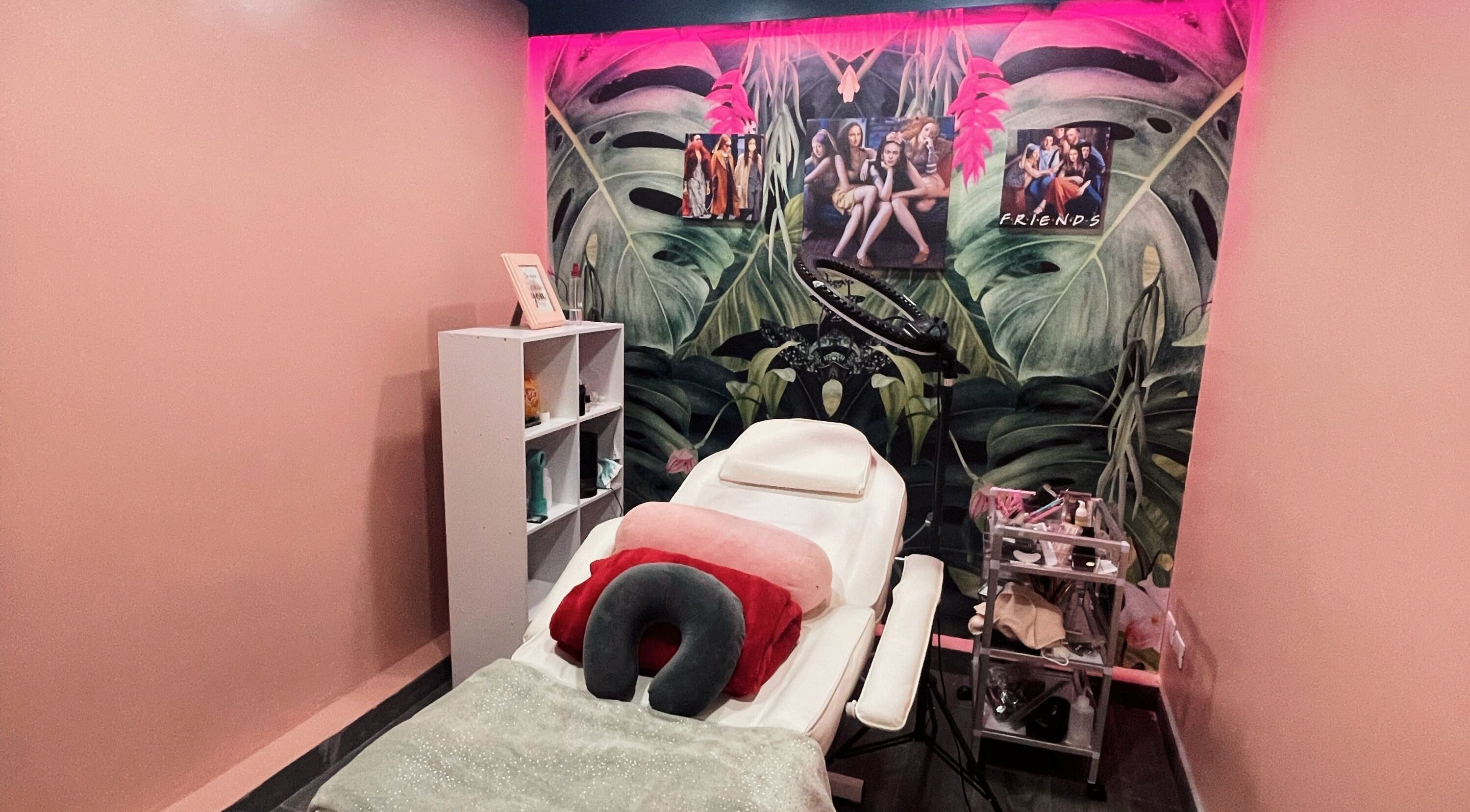 Sala de tratamiento en Muy Frida Beauty Studio, San Pedro, San José, CR, con decoración tropical.