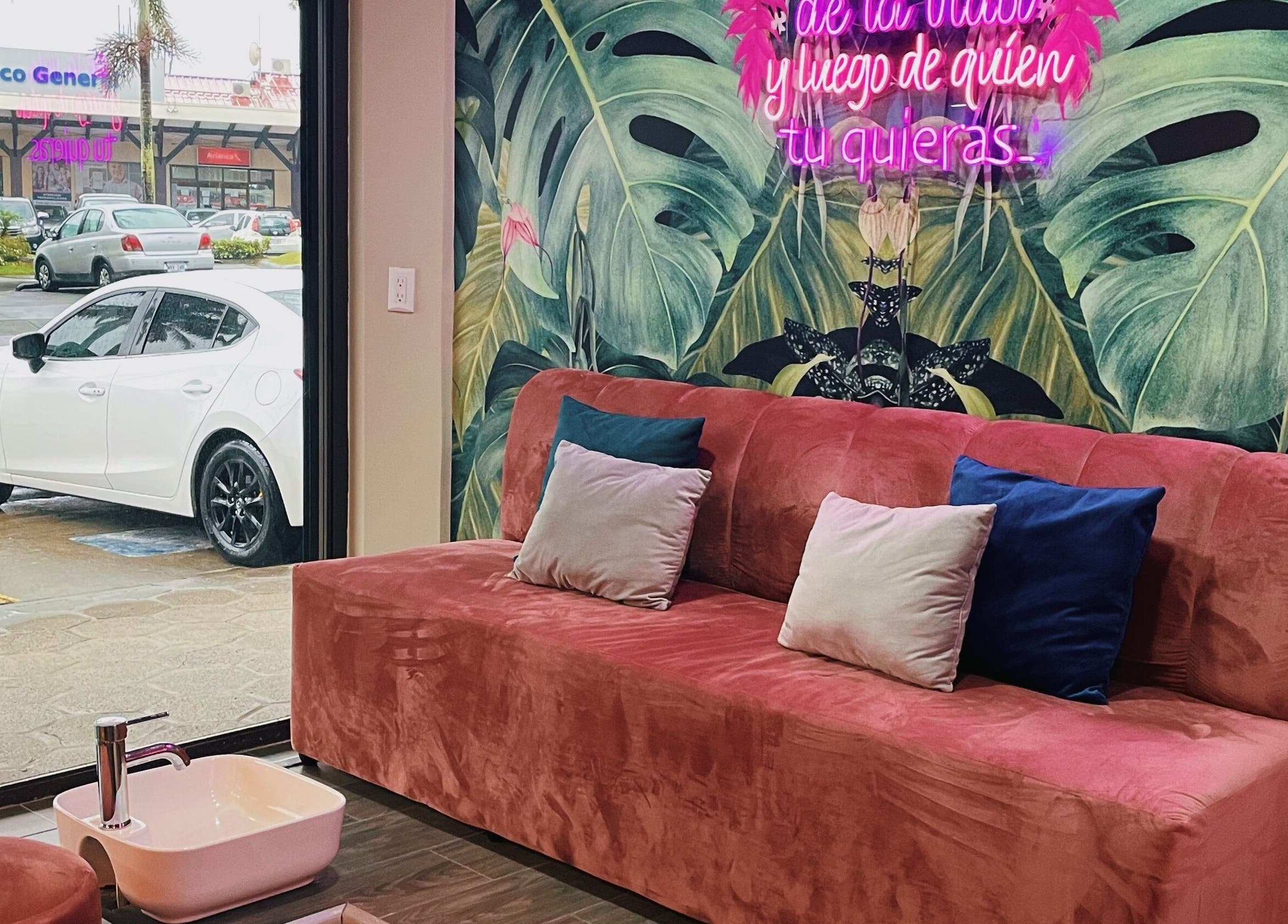 Sofá rosa y decoración tropical en Muy Frida Beauty Studio, San Pedro, San José, CR.
