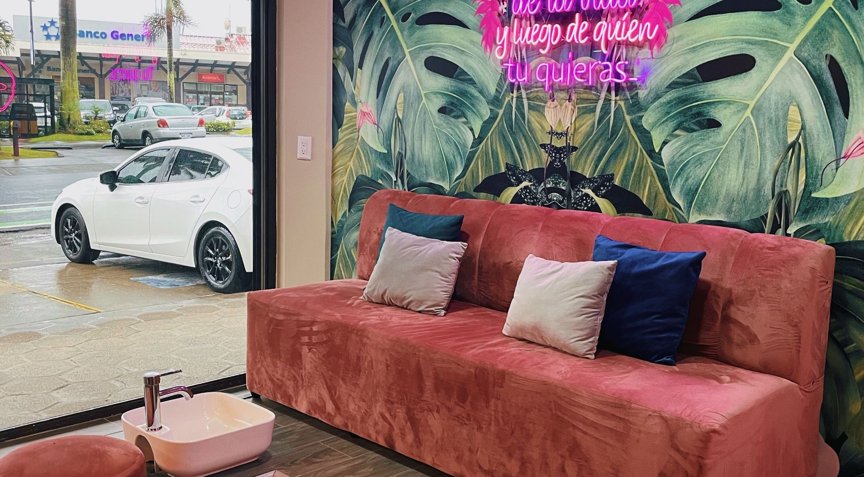 Sofá rosa y decoración tropical en Muy Frida Beauty Studio, San Pedro, San José, CR.