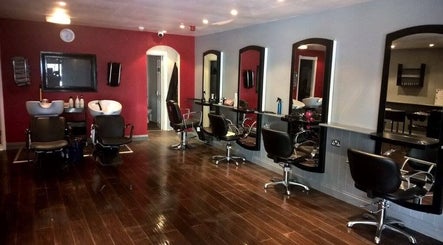 Mirror Mirror salon image 2
