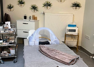 Treatment room at Boni Beauty Clinic in Luxembourg, featuring modern equipment and calming decor.