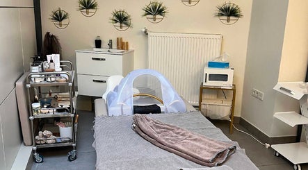 Treatment room at Boni Beauty Clinic in Luxembourg, featuring modern equipment and calming decor.