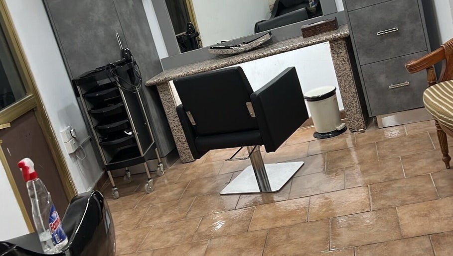 Μοντέρνα καρέκλα styling στο Purple Wave HairSalon, Αραδίππου, Λάρνακα, Κύπρος.