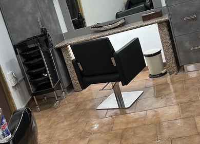 Μοντέρνα καρέκλα styling στο Purple Wave HairSalon, Αραδίππου, Λάρνακα, Κύπρος.
